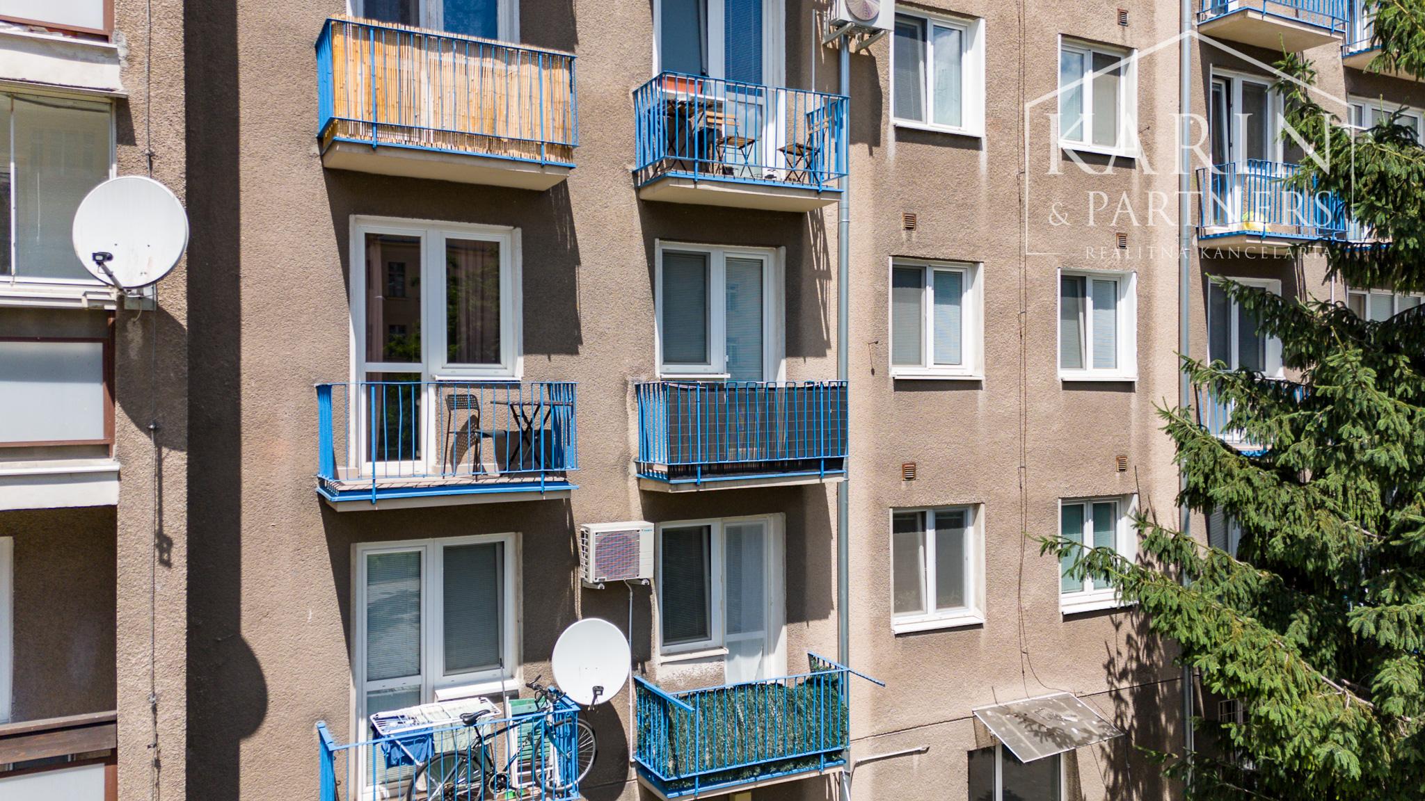 KOMPLETNE ZARIADENÝ 2I BYT S BALKÓNOM A PARKOVACÍM MIESTOM