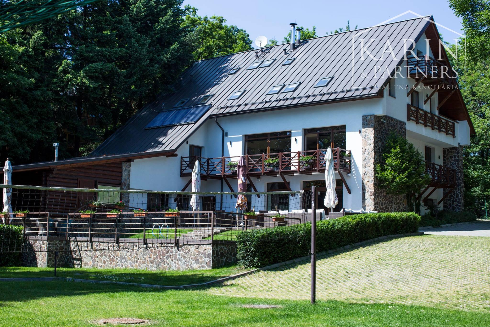 ŠTVORPODLAŽNÁ VILA S BAZÉNOM, WELLNESSOM A KOLIBOU V MODRE - HARMÓNIA