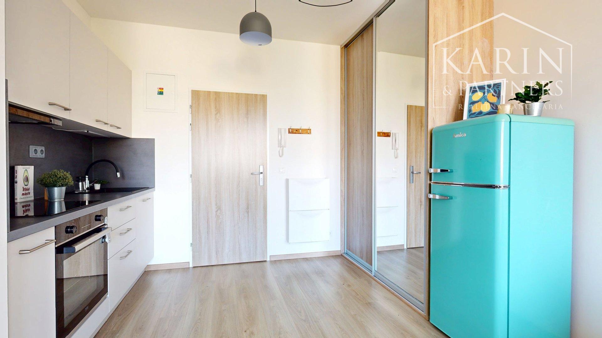 ÚTULNÝ ZARIADENÝ 2I BYT S BALKÓNOM, PIVNICOU A PARKOVACÍM MIESTOM