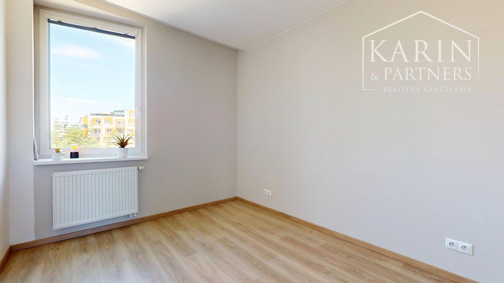 ÚTULNÝ ZARIADENÝ 2I BYT S BALKÓNOM, PIVNICOU A PARKOVACÍM MIESTOM