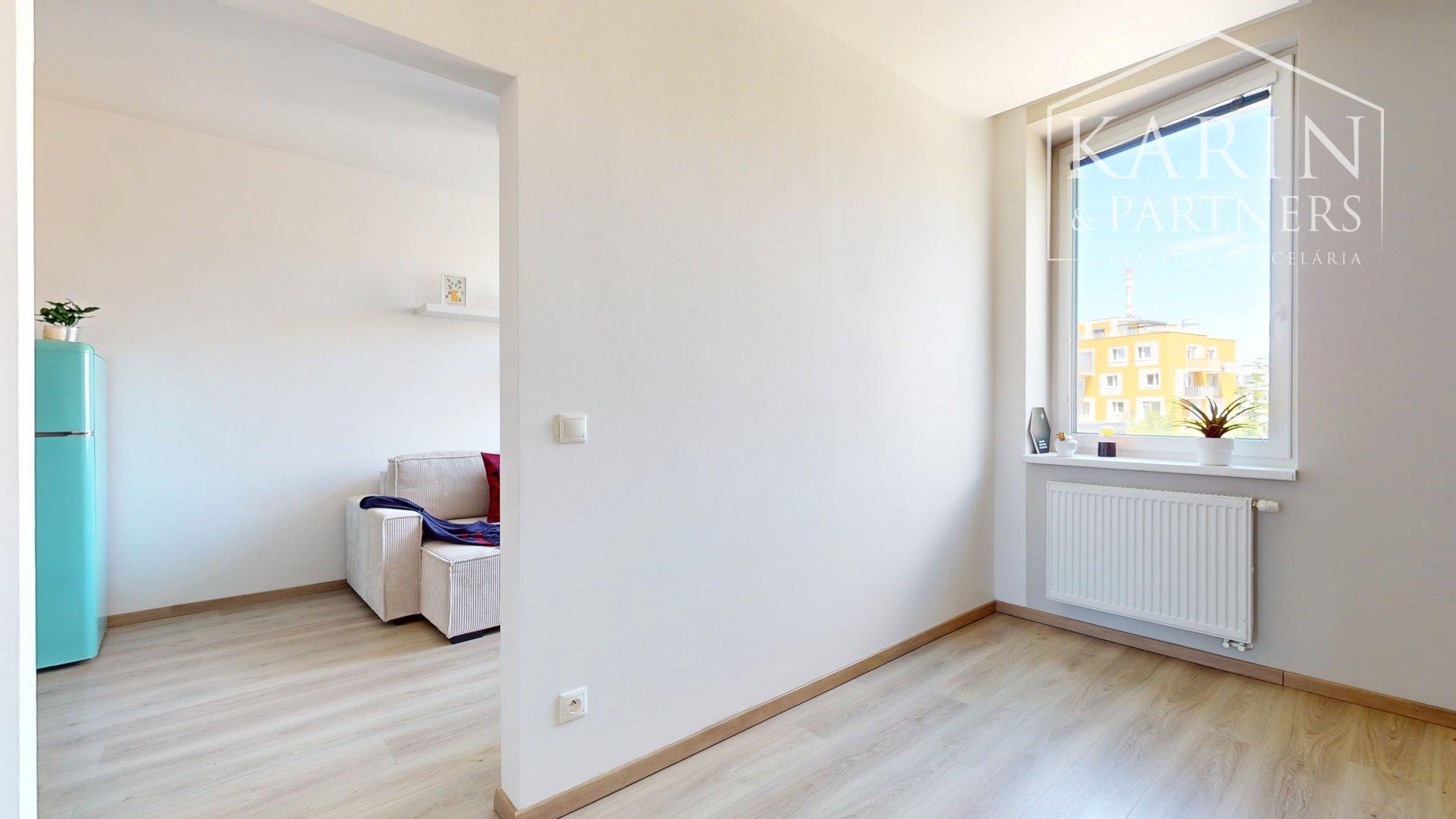 ÚTULNÝ ZARIADENÝ 2I BYT S BALKÓNOM, PIVNICOU A PARKOVACÍM MIESTOM