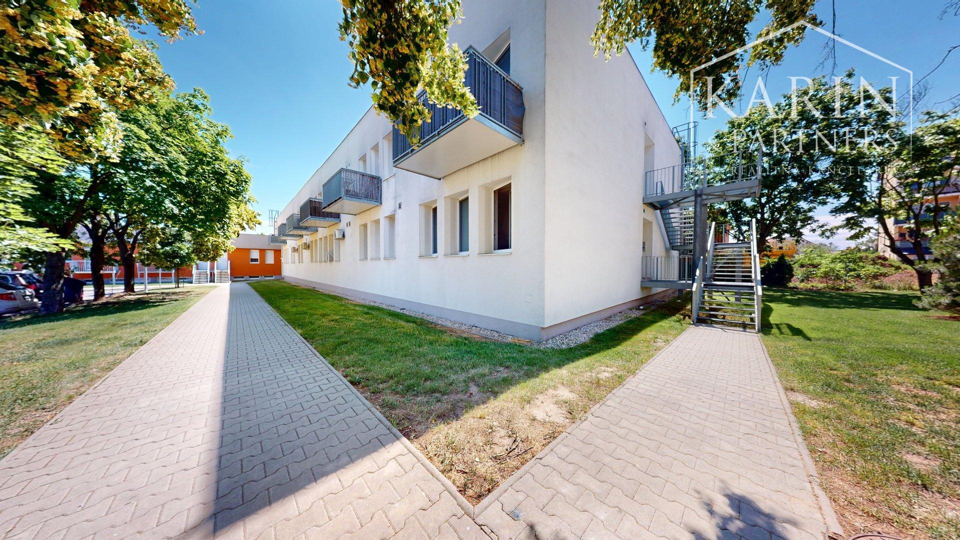 ÚTULNÝ ZARIADENÝ 2I BYT S BALKÓNOM, PIVNICOU A PARKOVACÍM MIESTOM