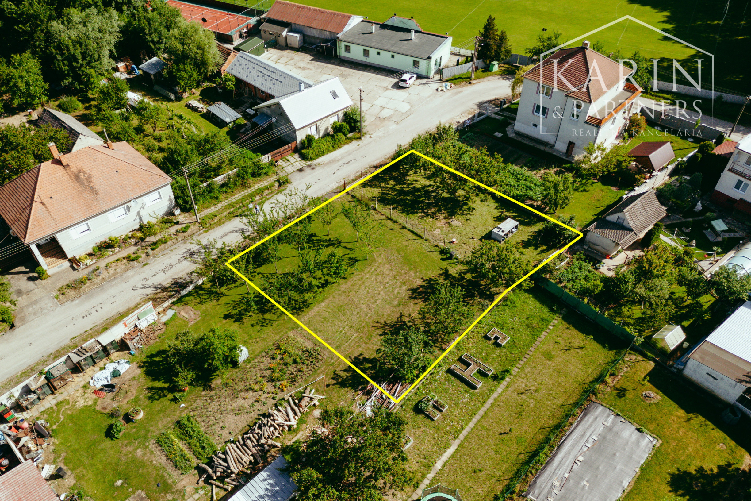 PREDAJ: STAVEBNÝ POZEMOK SO SIEŤAMI