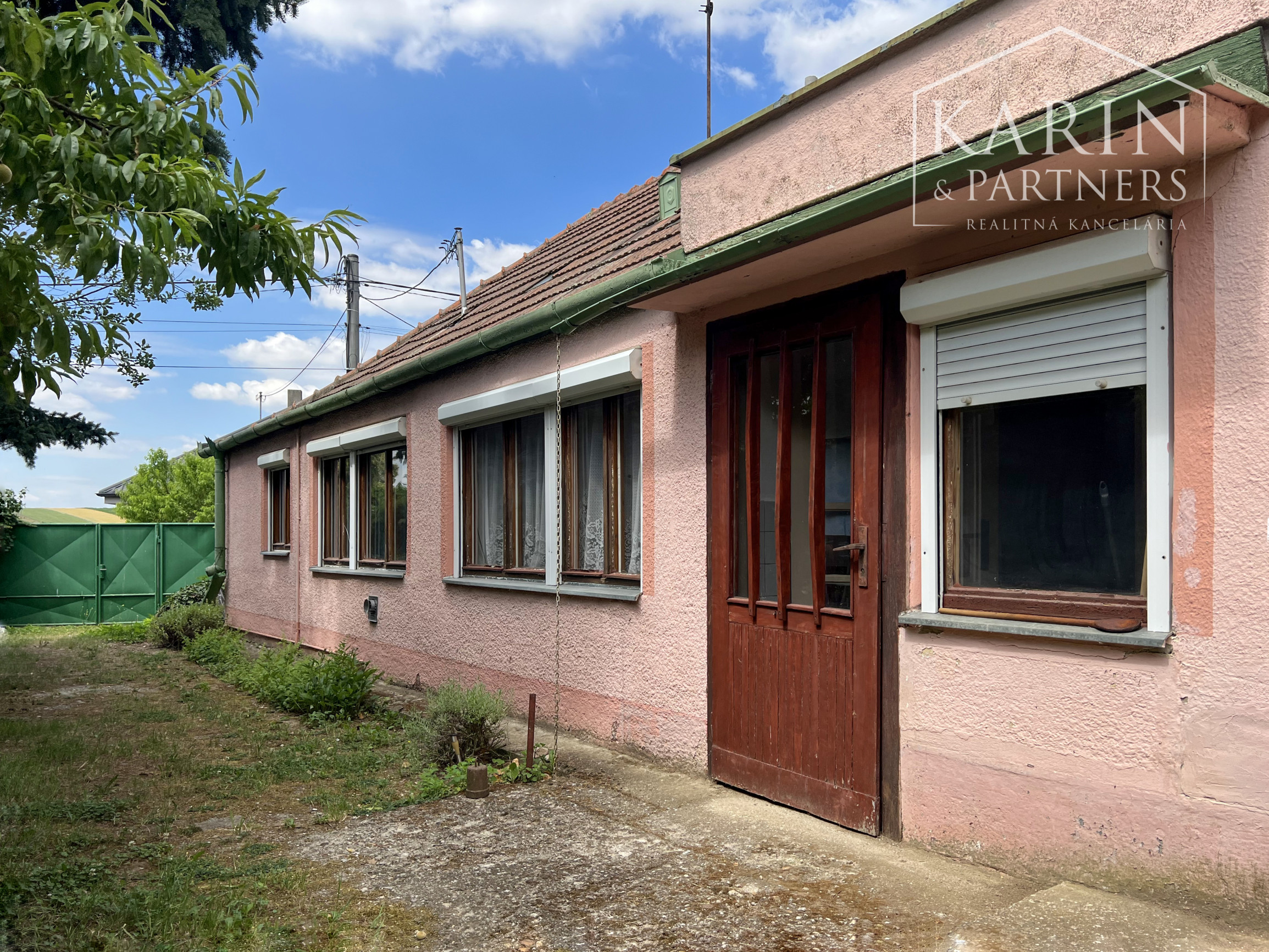 2i tehlový dom s vínnou pivnicou a pozemkom 1250 m²