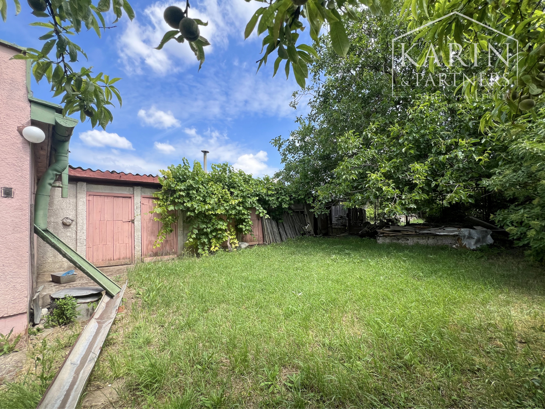 2i tehlový dom s vínnou pivnicou a pozemkom 1250 m²