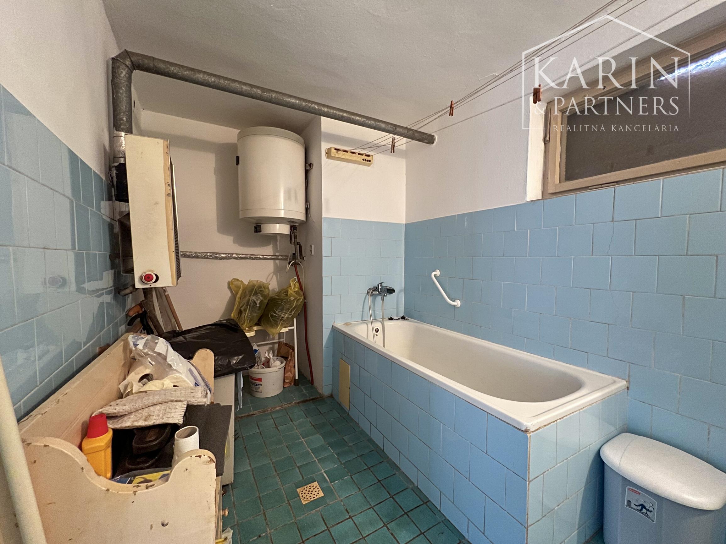 2i tehlový dom s vínnou pivnicou a pozemkom 1250 m²