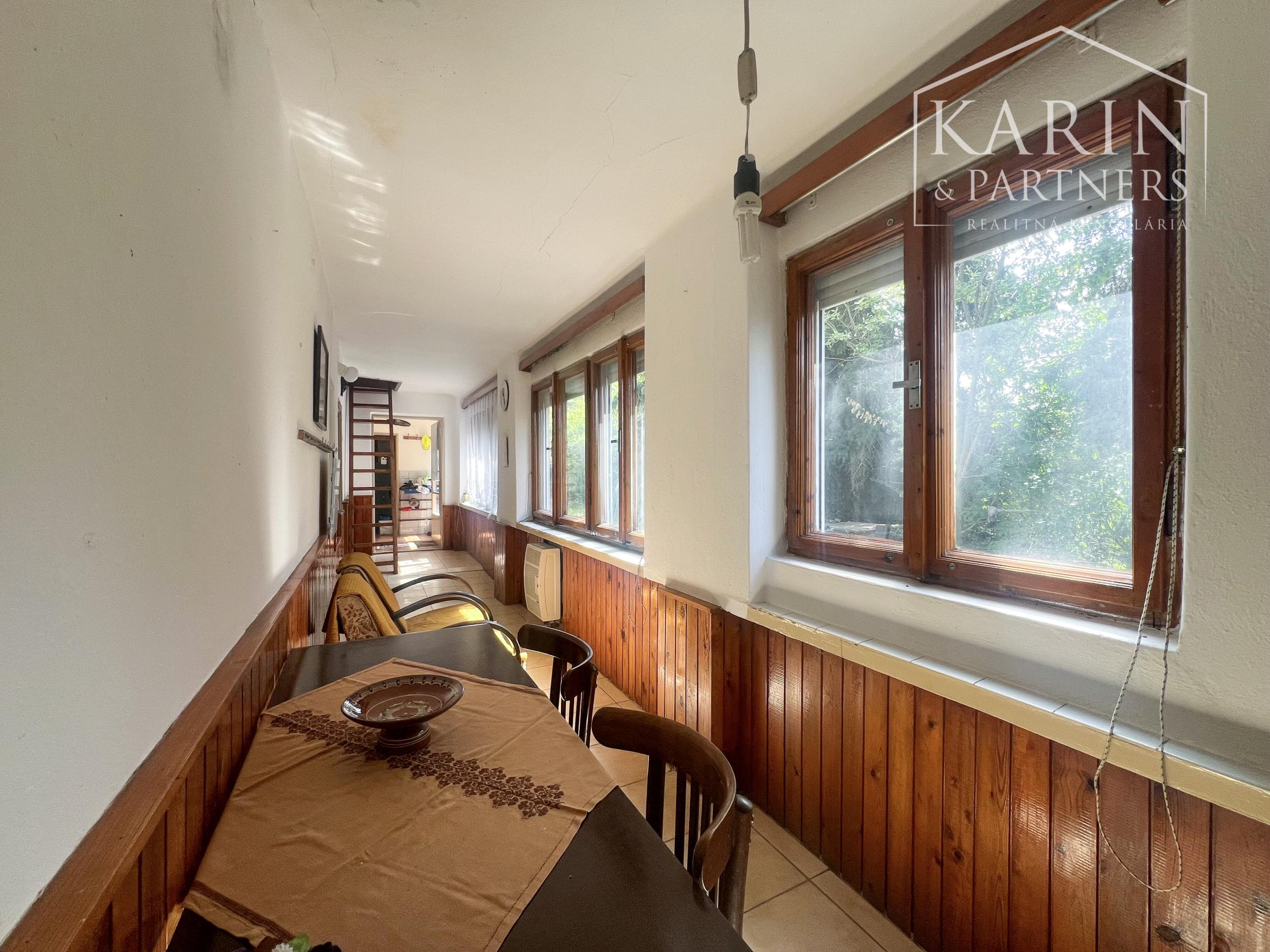 2i tehlový dom s vínnou pivnicou a pozemkom 1250 m²
