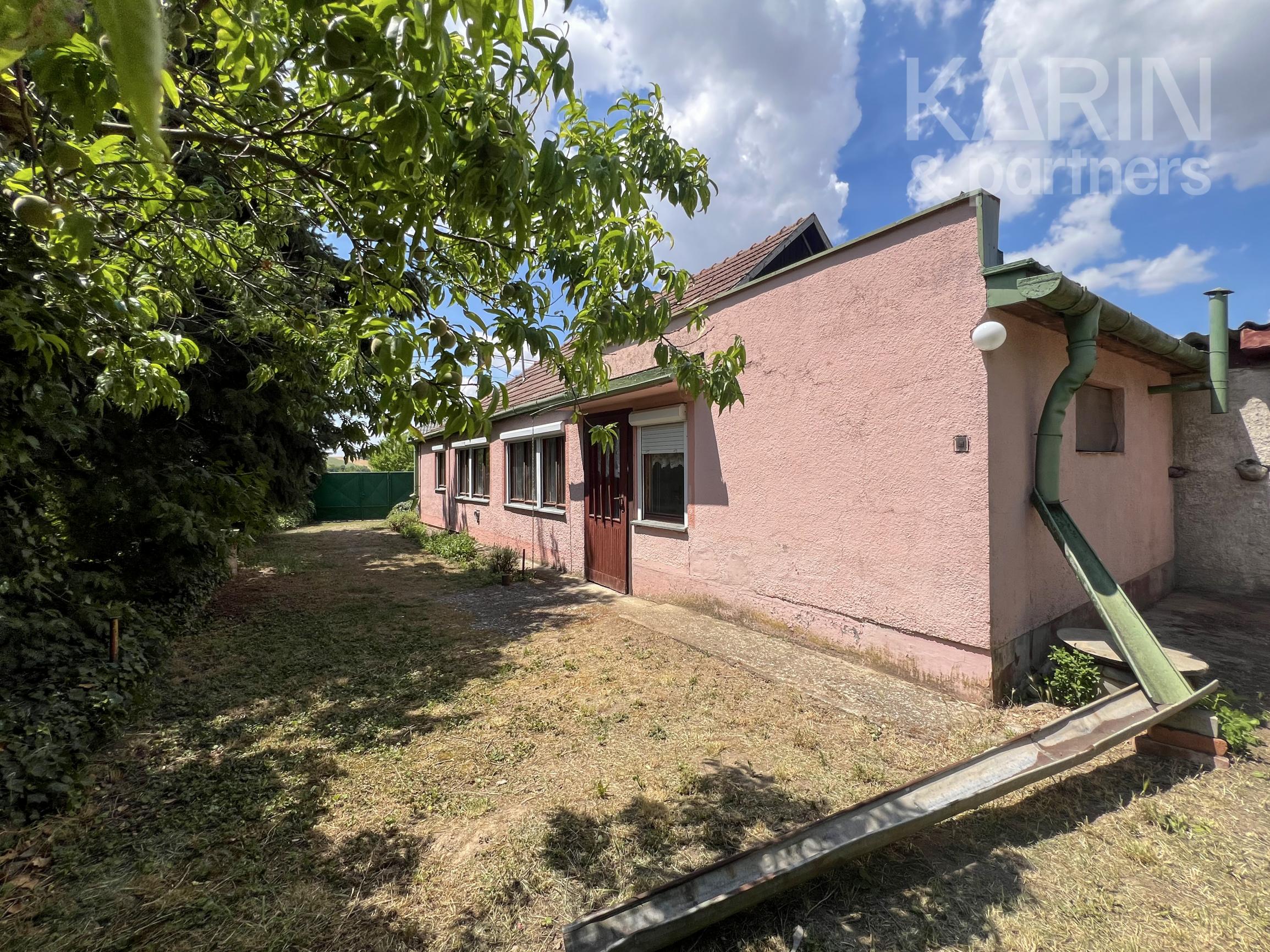 2i tehlový dom s vínnou pivnicou a pozemkom 1250 m²