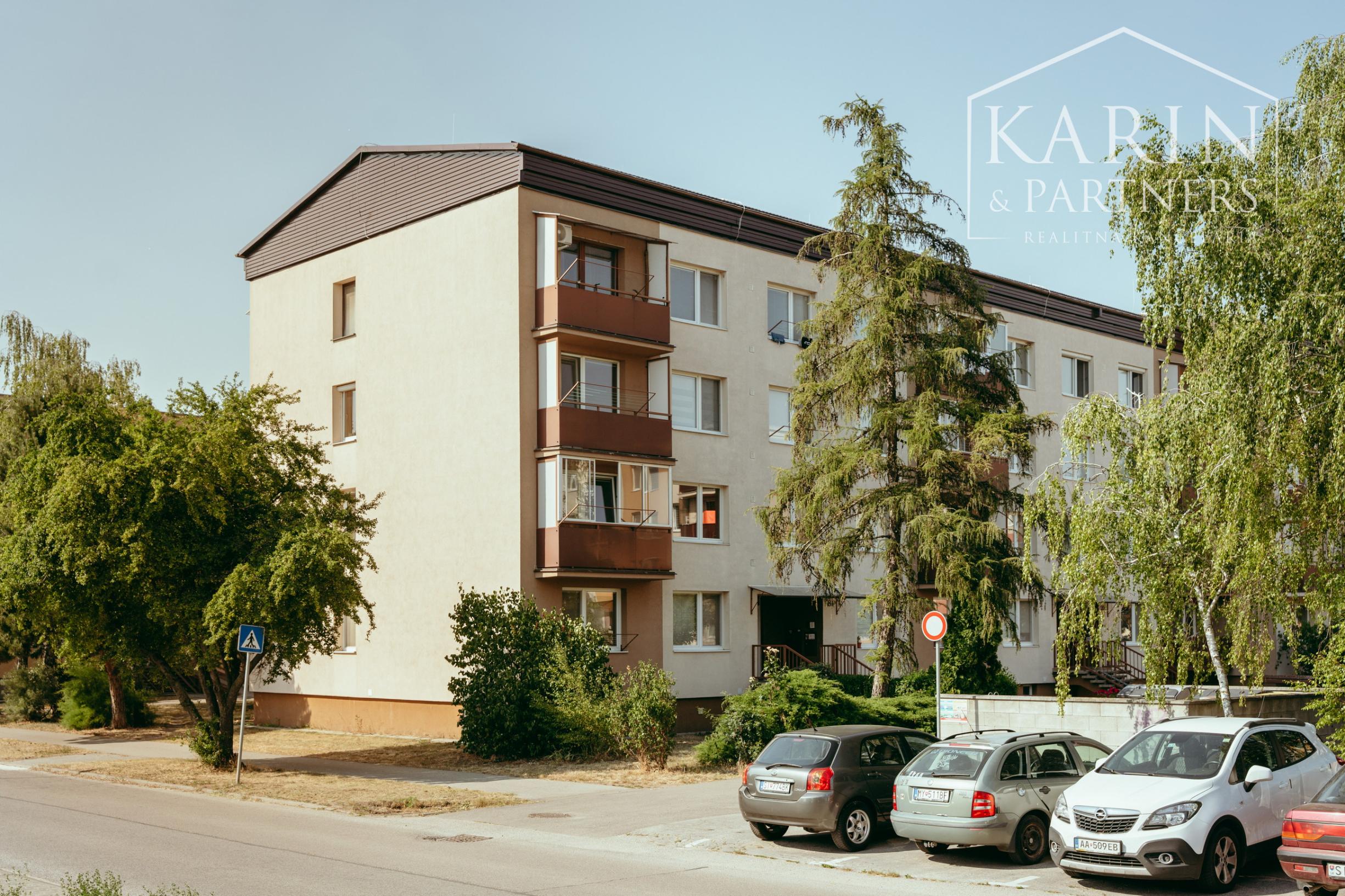 NA PREDAJ 1-IZBOVÝ BYT V SKALICI – KOMPLETNE ZARIADENÝ