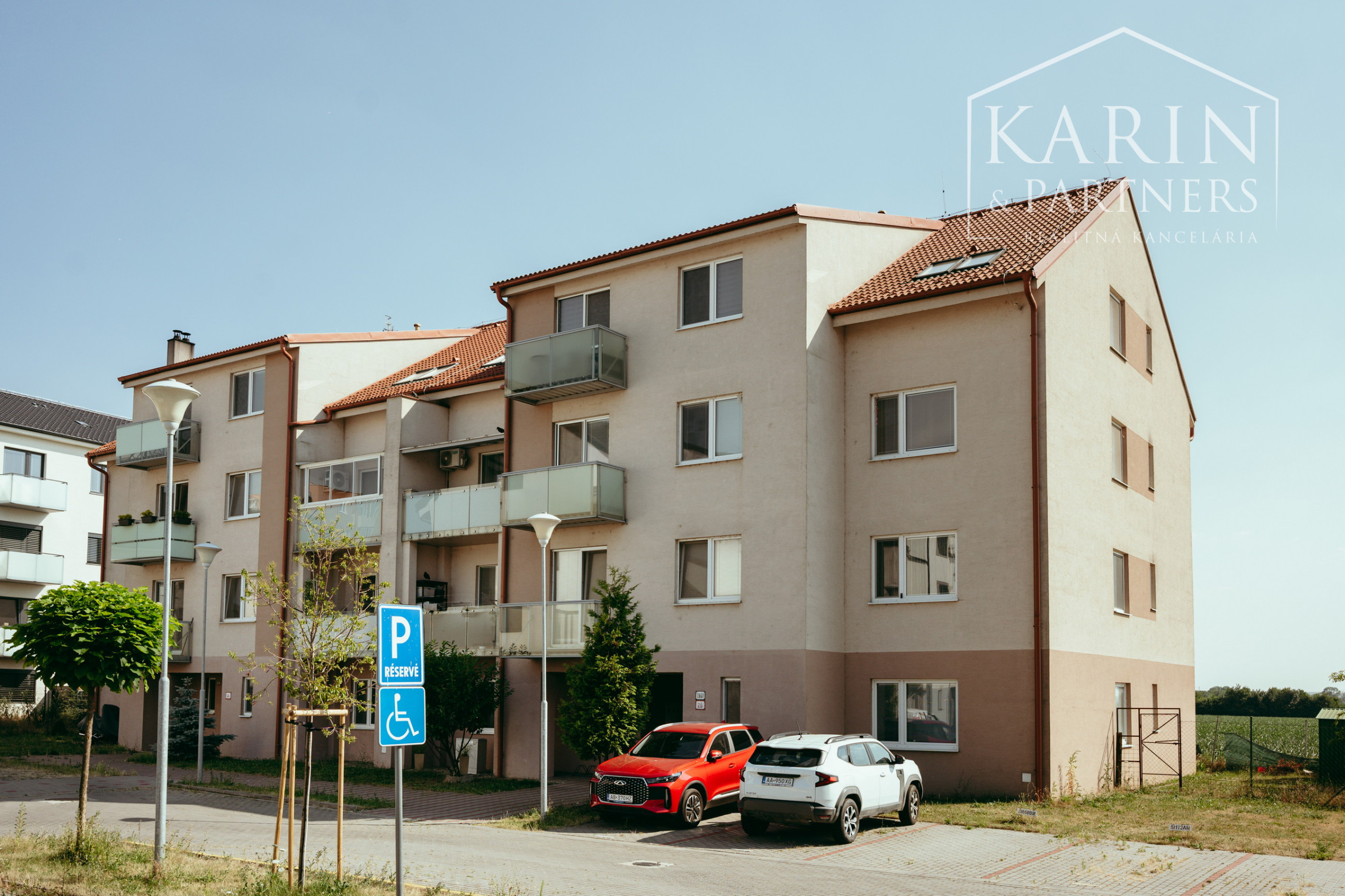 MODERNÝ PODKROVNÝ 3-IZBOVÝ BYT, SKALICA - LÚČKY