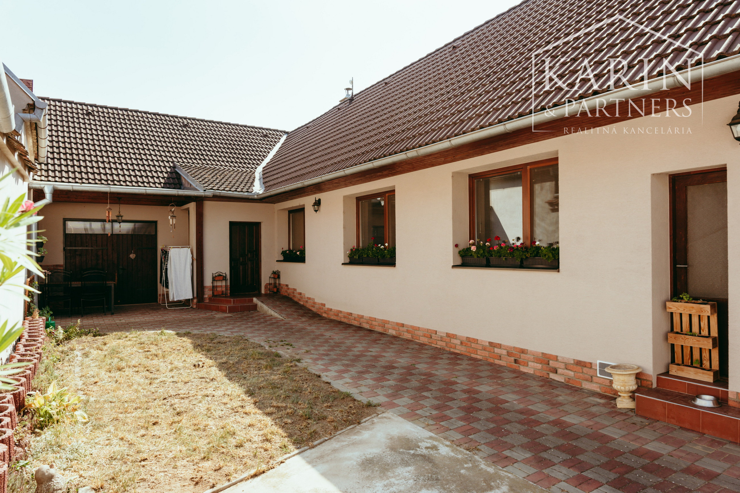 ZREKONŠTRUOVANÝ A ZARIADENÝ 3i RODINNÝ DOM V SKALICI