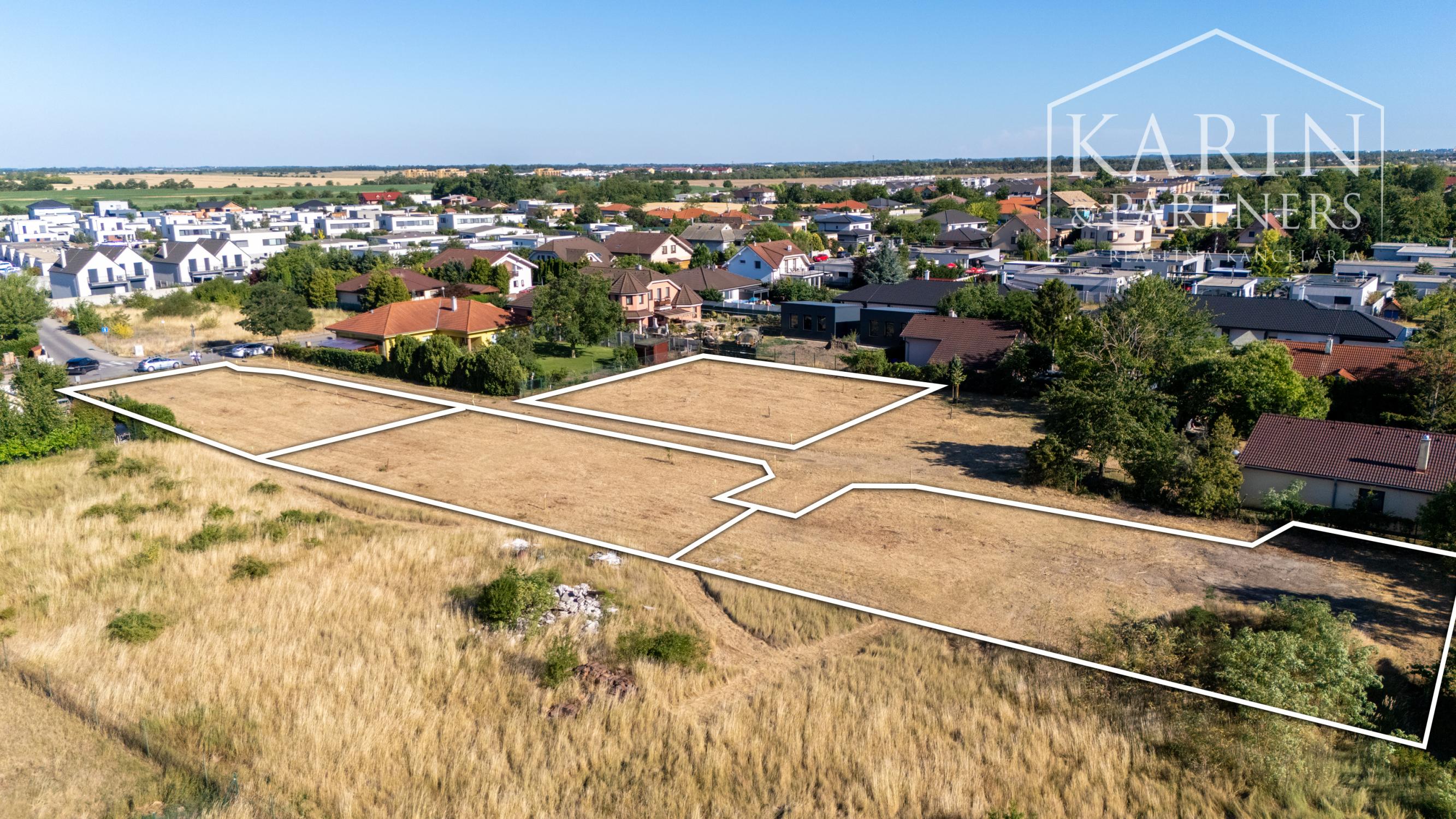 ROZĽAHLÉ STAVEBNÉ POZEMKY PRIPRAVENÉ NA OKAMŽITÚ VÝSTAVBU