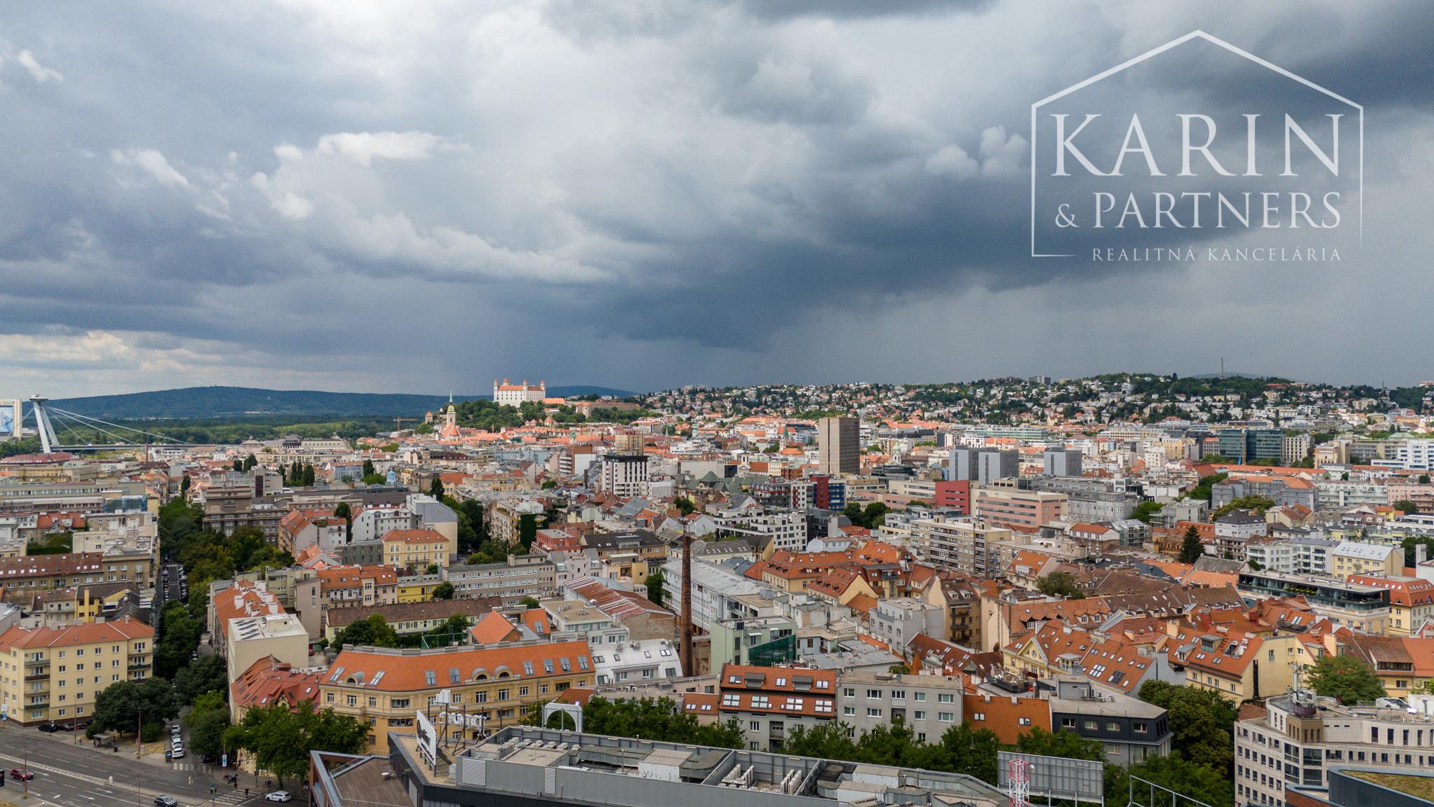 DIZAJNOVO ZARIADENÝ 2I BYT S VÝHĽADOM NA HRAD V PROJEKTE SKY PARK