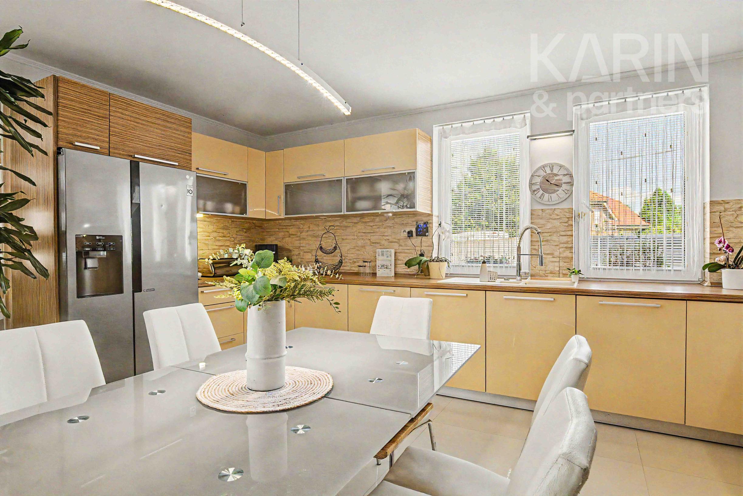 Výnimočný 4-izbový rodinný dom s bazénom a saunou v centre Tomášova