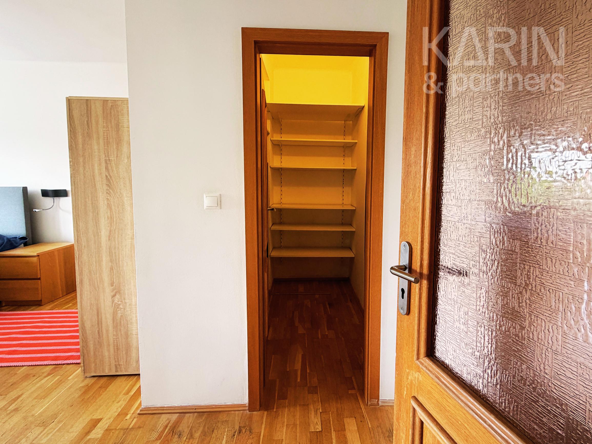 PRIESTRANNÝ ZARIADENÝ 2I BYT S BALKÓNOM A ŠATNÍKOM PRI RAČIANSKOM MÝTE
