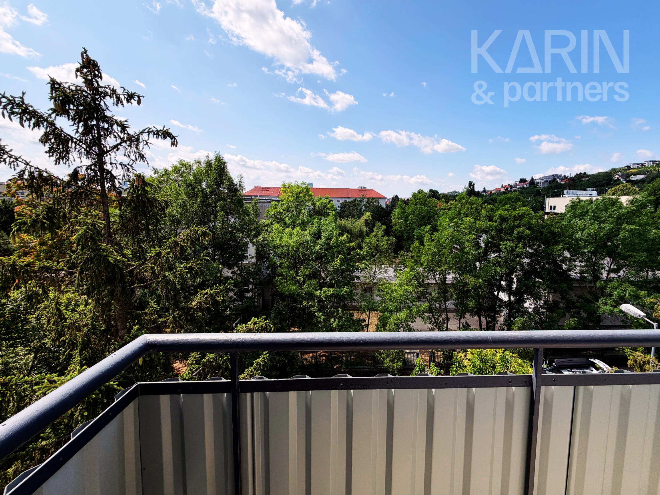 PRIESTRANNÝ ZARIADENÝ 2I BYT S BALKÓNOM A ŠATNÍKOM PRI RAČIANSKOM MÝTE
