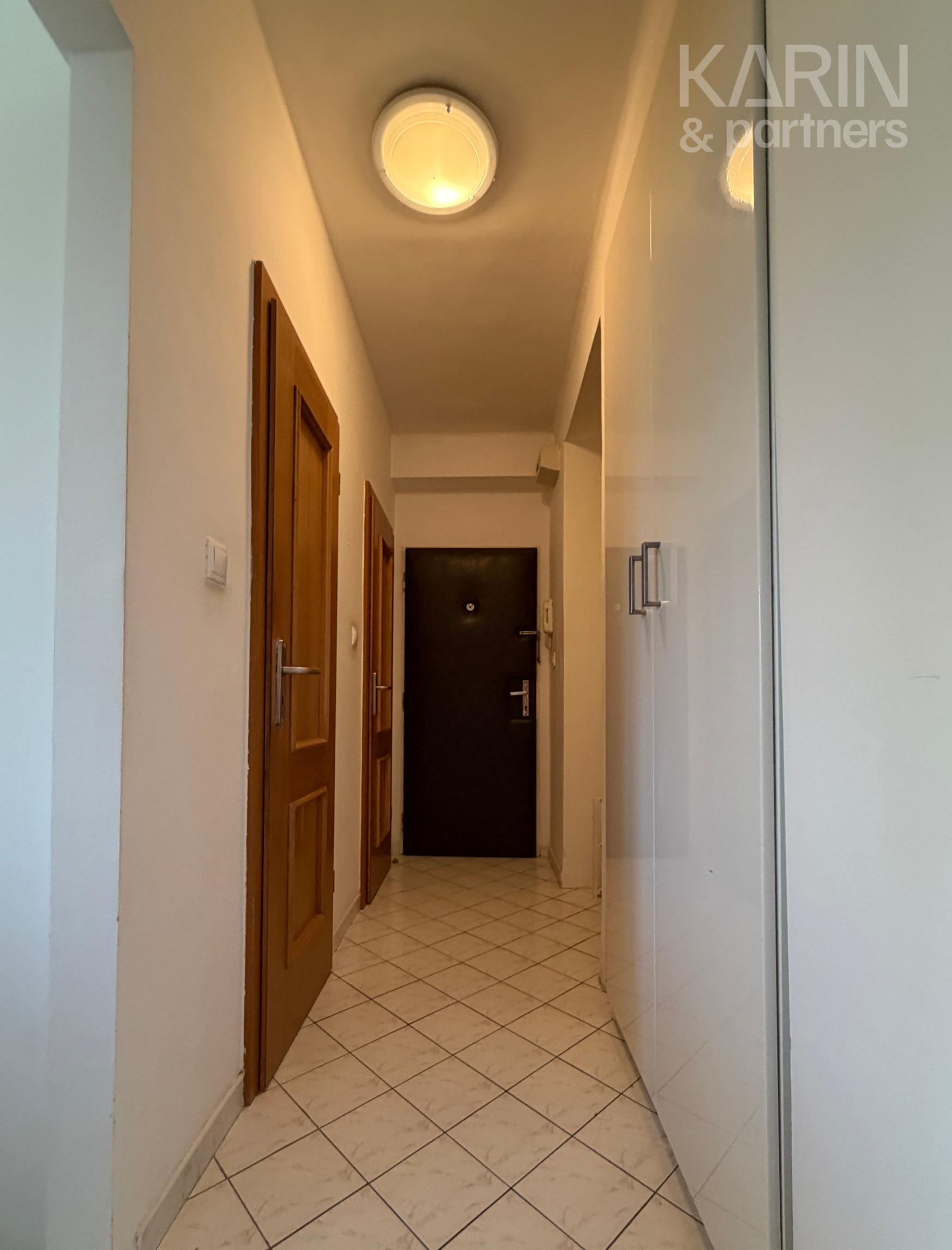 PRIESTRANNÝ ZARIADENÝ 2I BYT S BALKÓNOM A ŠATNÍKOM PRI RAČIANSKOM MÝTE