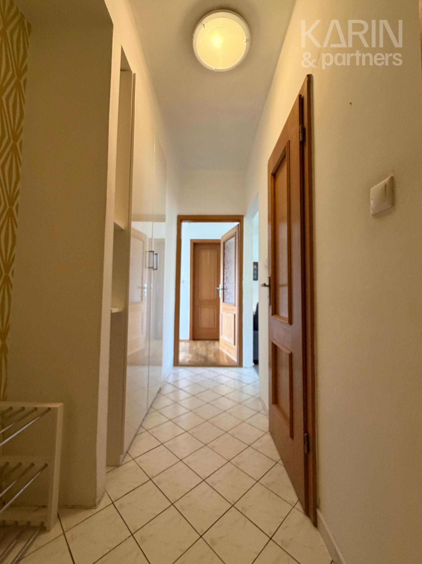 PRIESTRANNÝ ZARIADENÝ 2I BYT S BALKÓNOM A ŠATNÍKOM PRI RAČIANSKOM MÝTE
