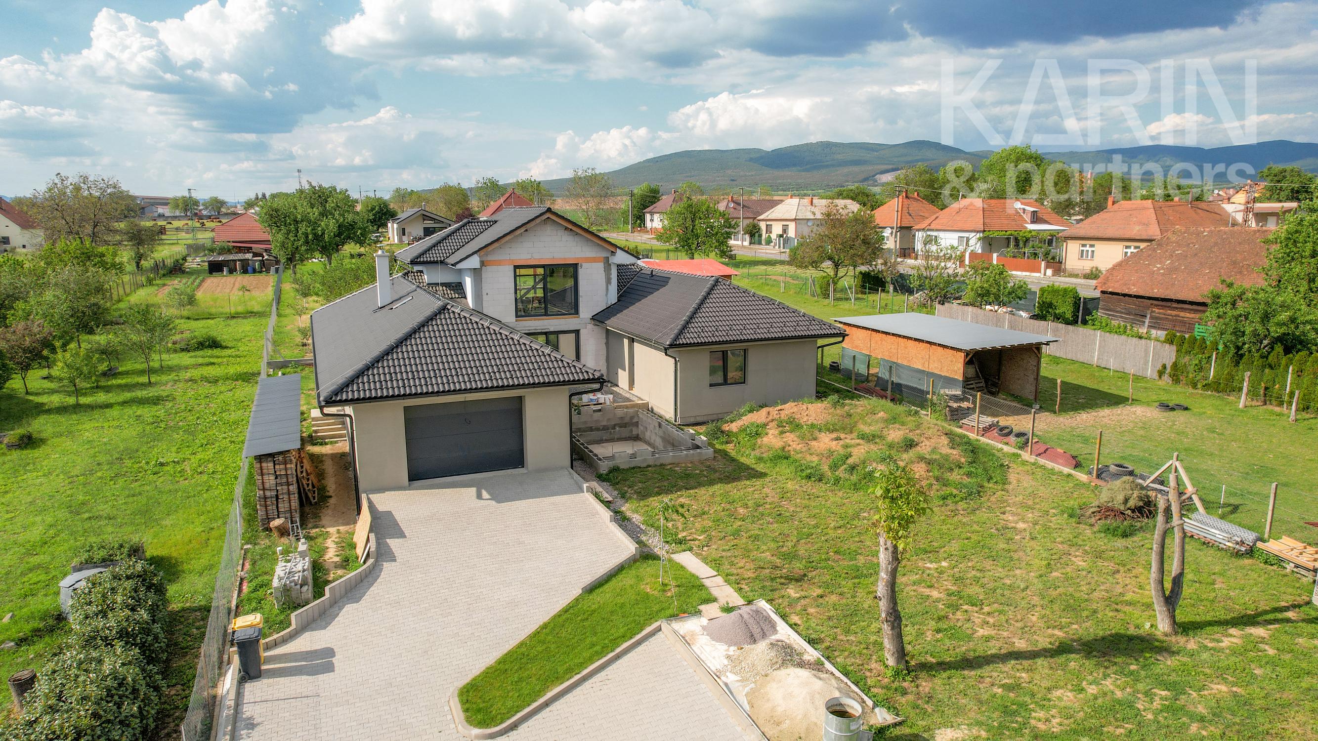 Luxusný 6i dom s bazénom a zapusteným sedením