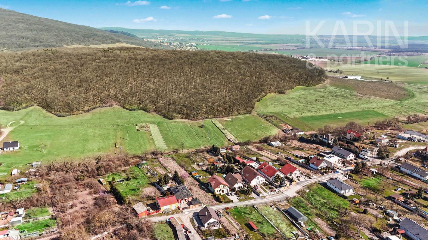 Stavebný pozemok s rozlohou 1758 m² v krásnej obci Lošonec.