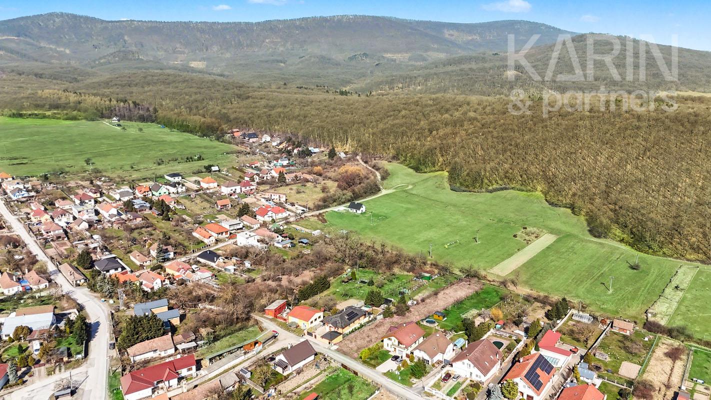 Stavebný pozemok s rozlohou 1758 m² v krásnej obci Lošonec.