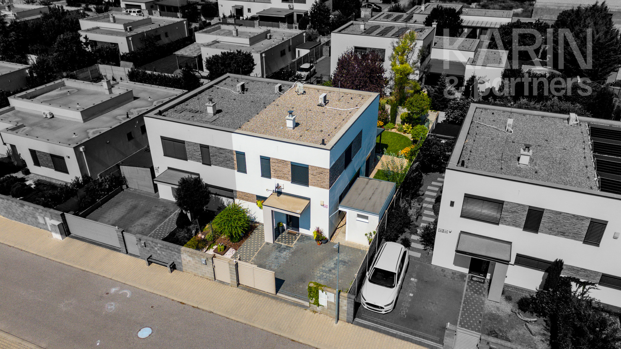 MODERNÝ 4I RODINNÝ DOM S OČARUJÚCOU ZÁHRADOU | ROVINKA RESIDENCE