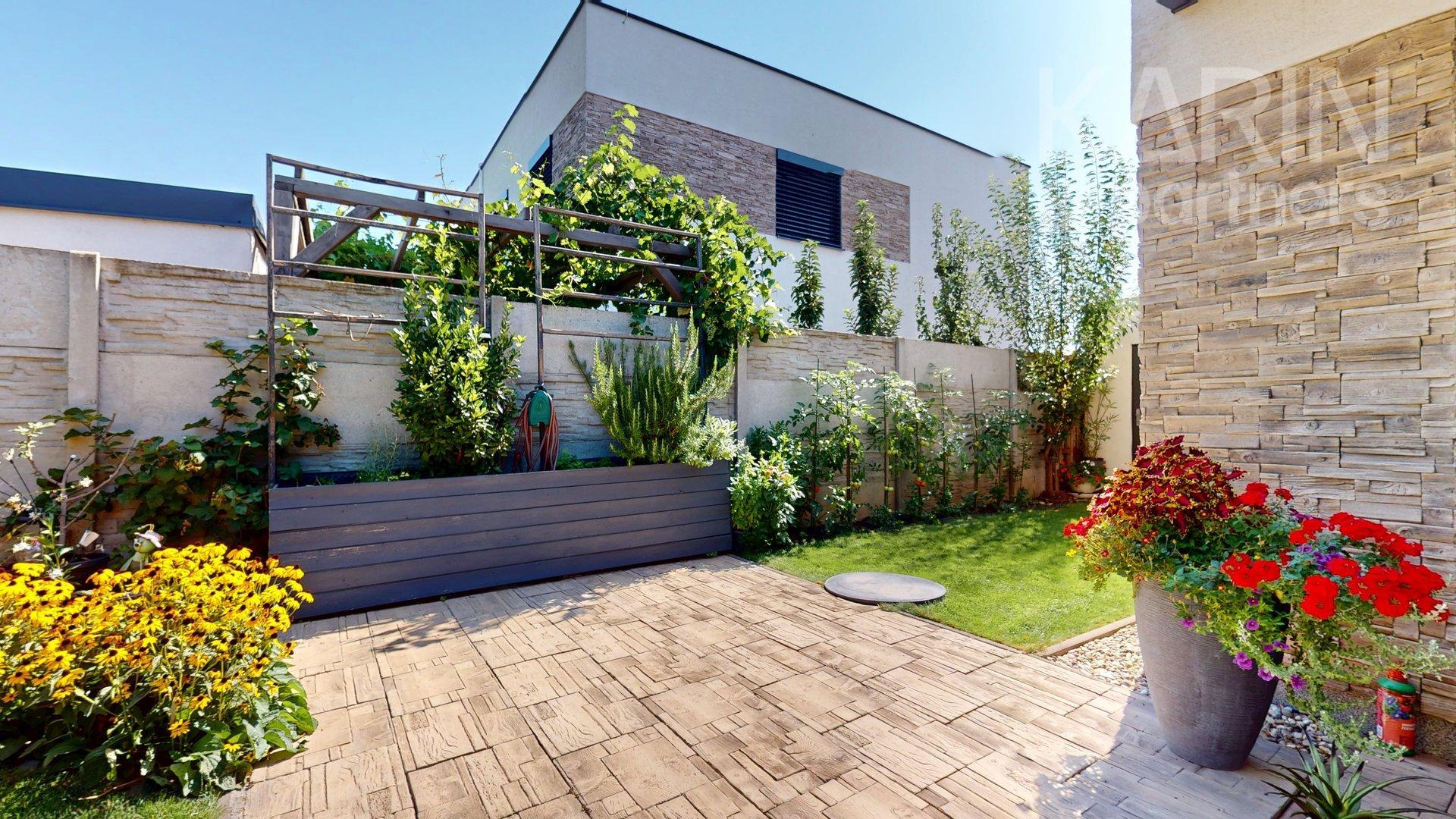 MODERNÝ 4I RODINNÝ DOM S OČARUJÚCOU ZÁHRADOU | ROVINKA RESIDENCE