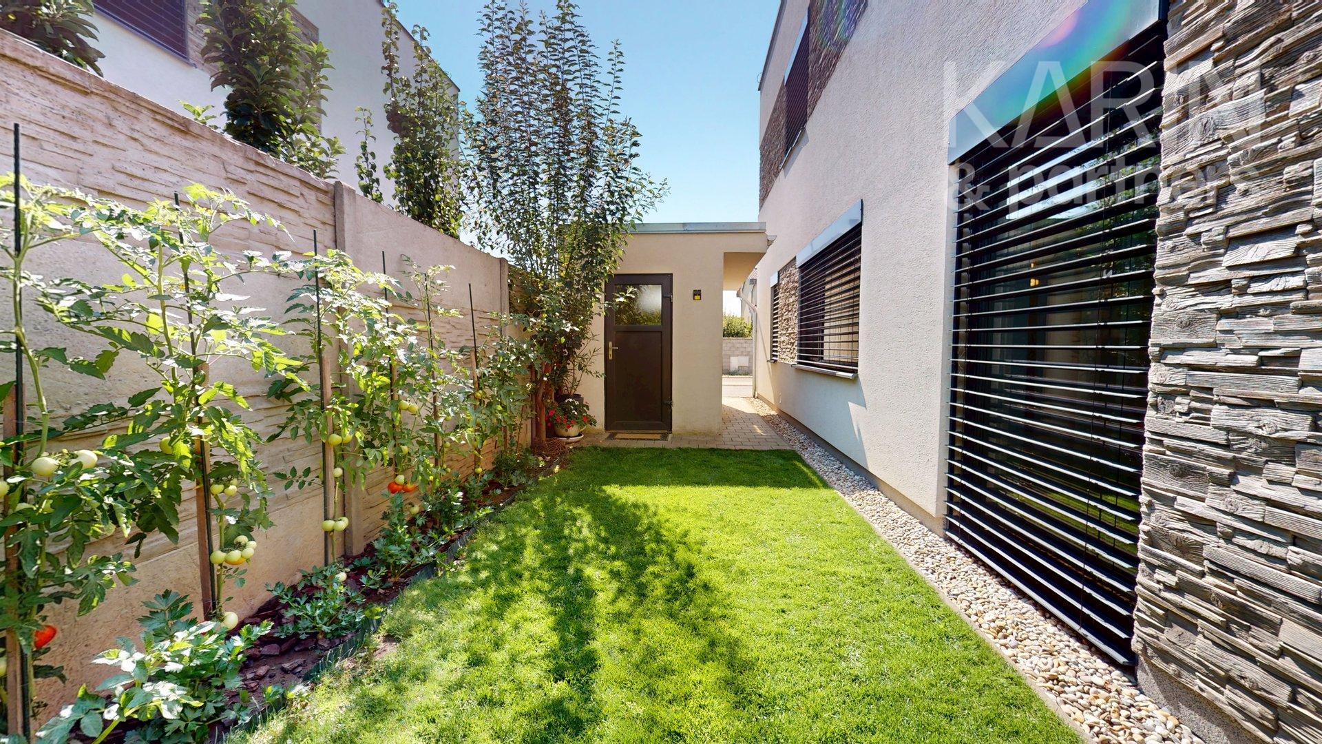 MODERNÝ 4I RODINNÝ DOM S OČARUJÚCOU ZÁHRADOU | ROVINKA RESIDENCE