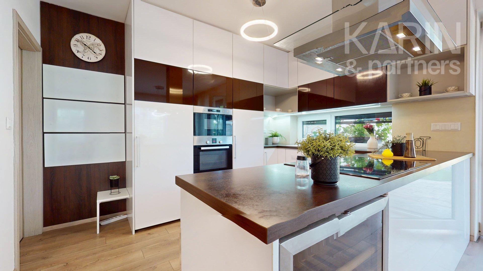 MODERNÝ 4I RODINNÝ DOM S OČARUJÚCOU ZÁHRADOU | ROVINKA RESIDENCE