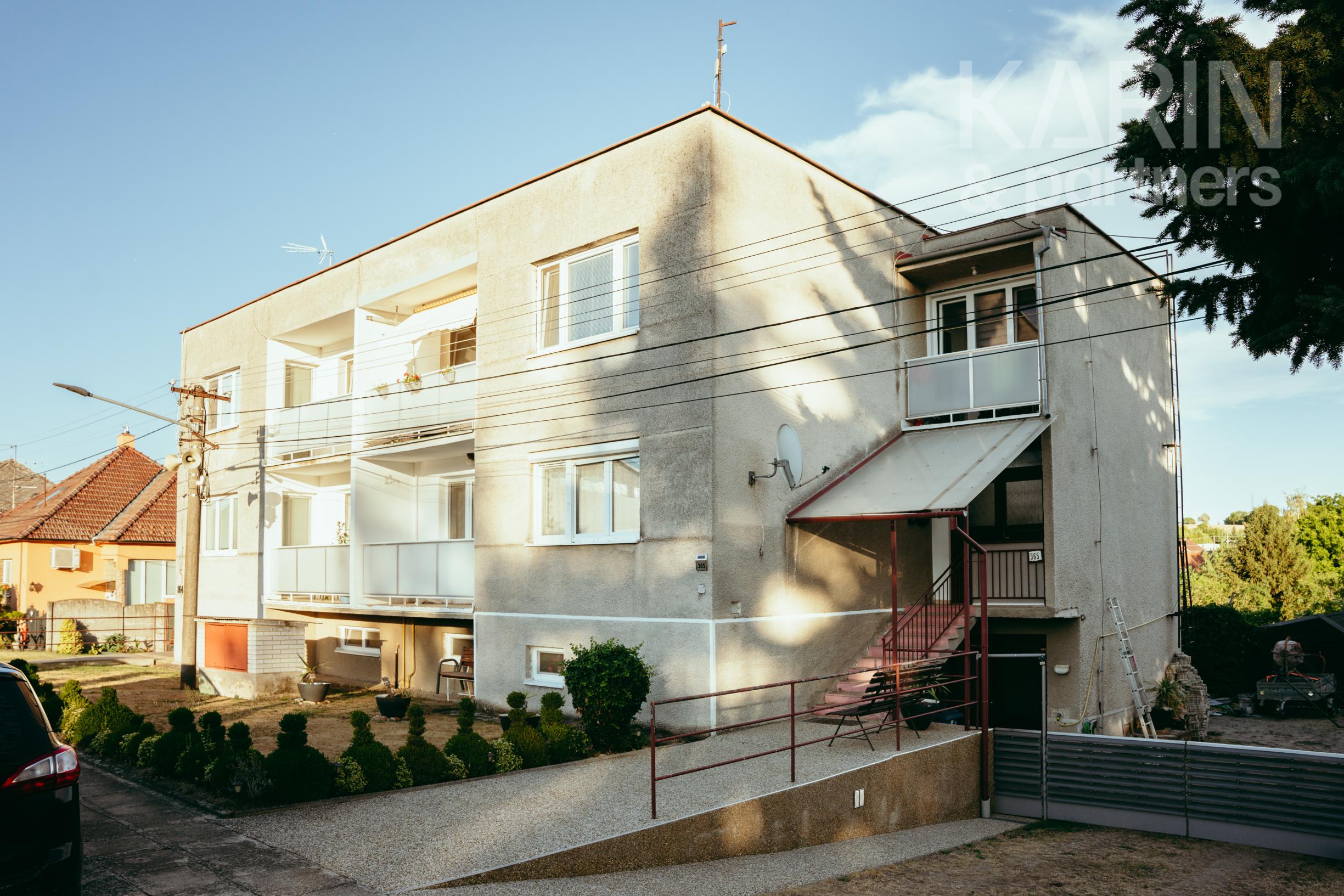 3i priestranný byt s garážou a záhradou v obci Smolinské