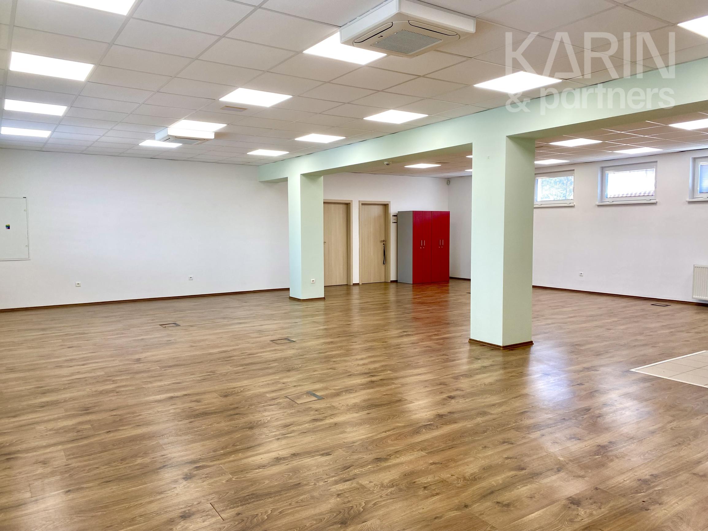 KANCELÁRSKY PRIESTOR, NITRA – FLEXIBILNÉ VYUŽITIE, 2 PARKOVACIE MIESTA
