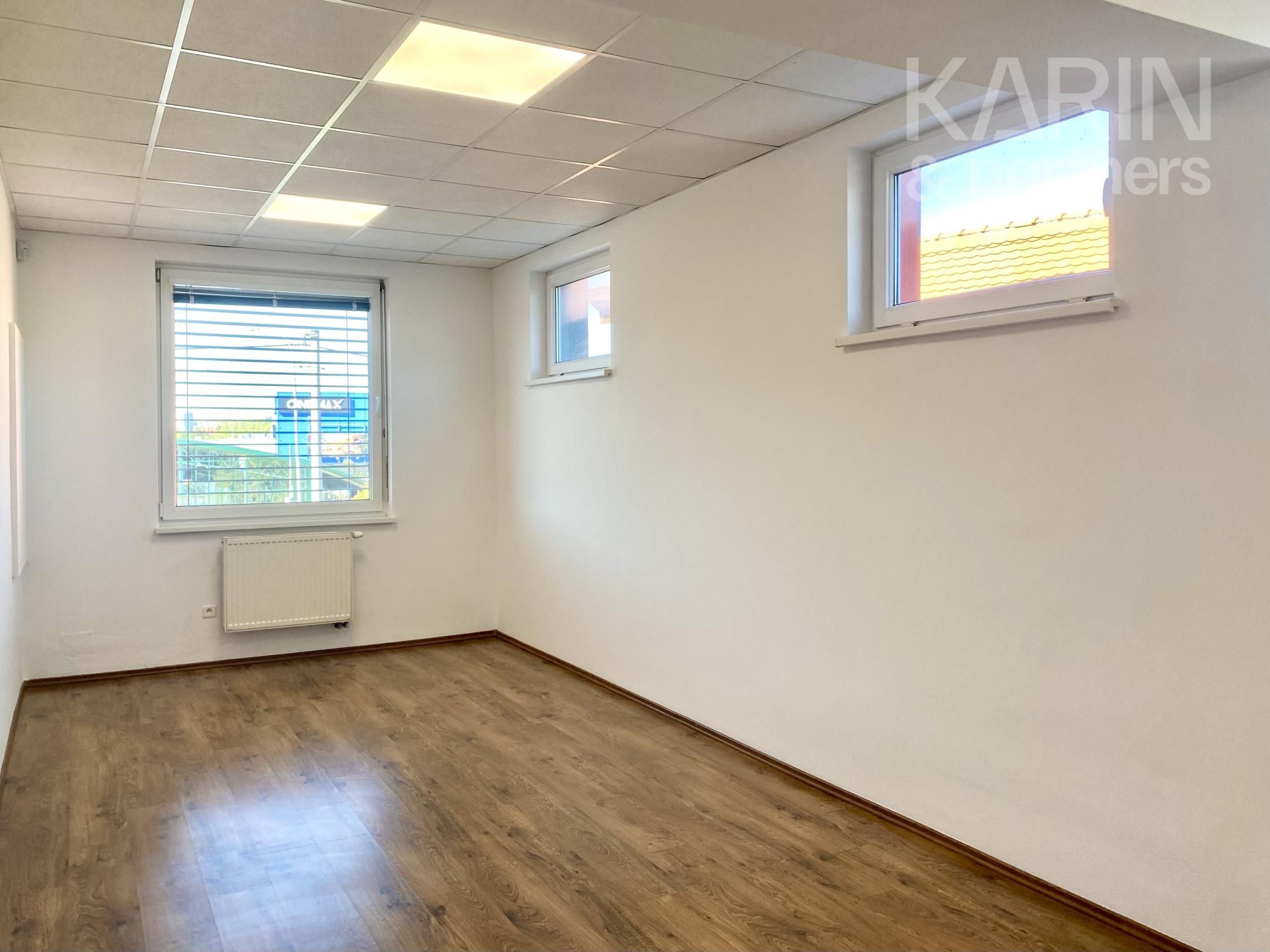 KANCELÁRSKY PRIESTOR, NITRA – FLEXIBILNÉ VYUŽITIE, 2 PARKOVACIE MIESTA