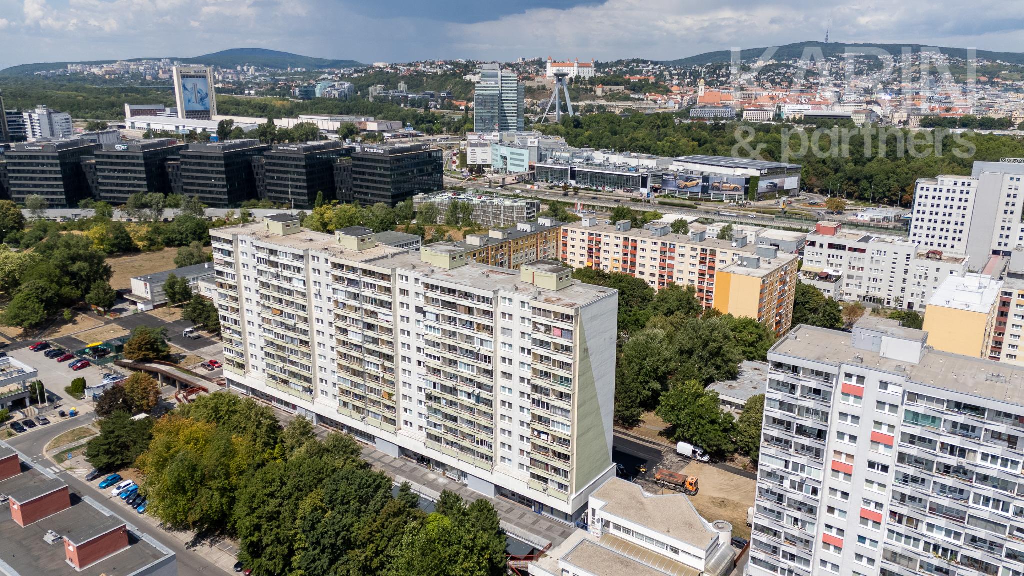 Priestranný 3i byt na začiatku Petržalky