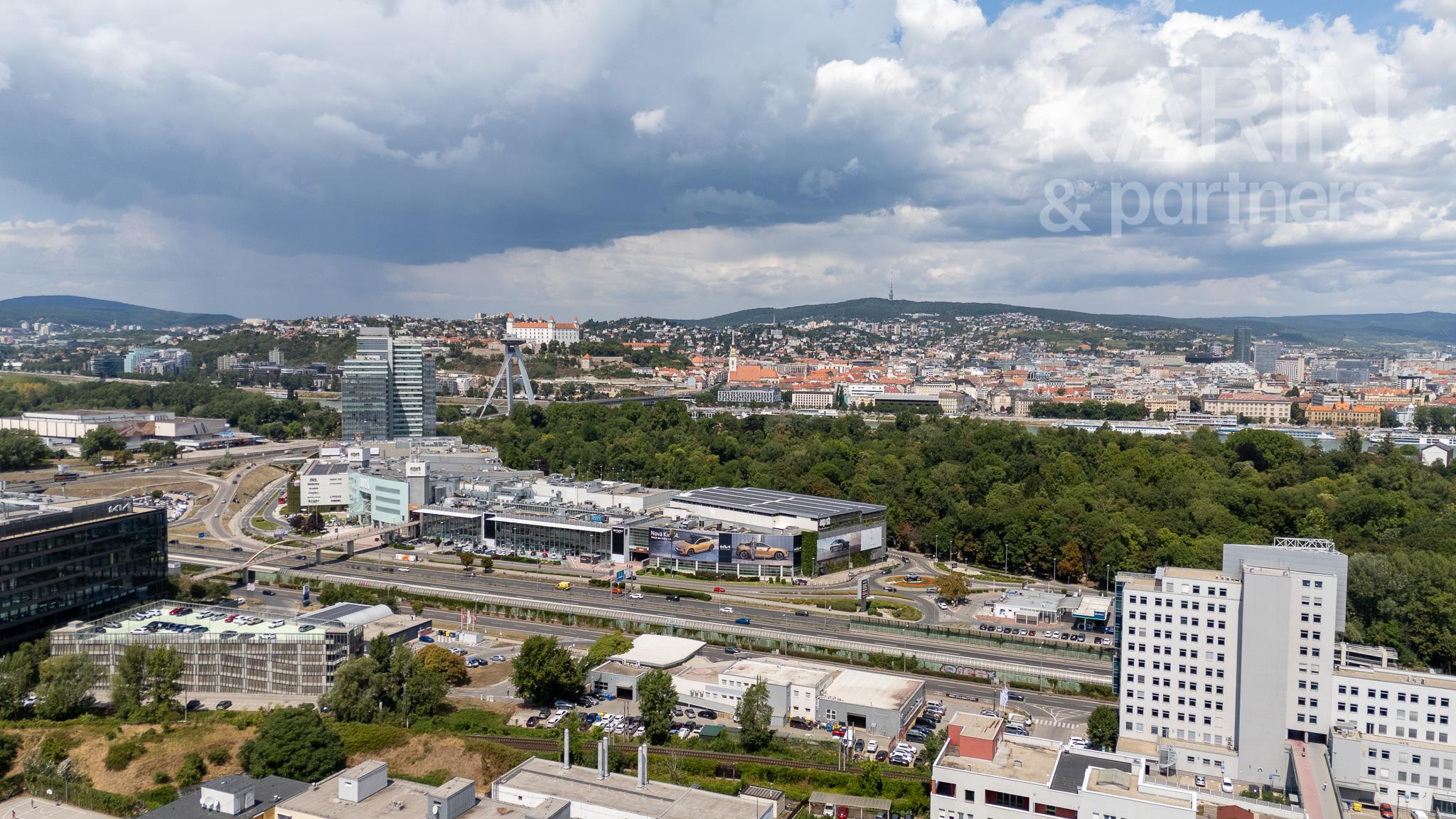 Priestranný 3i byt na začiatku Petržalky