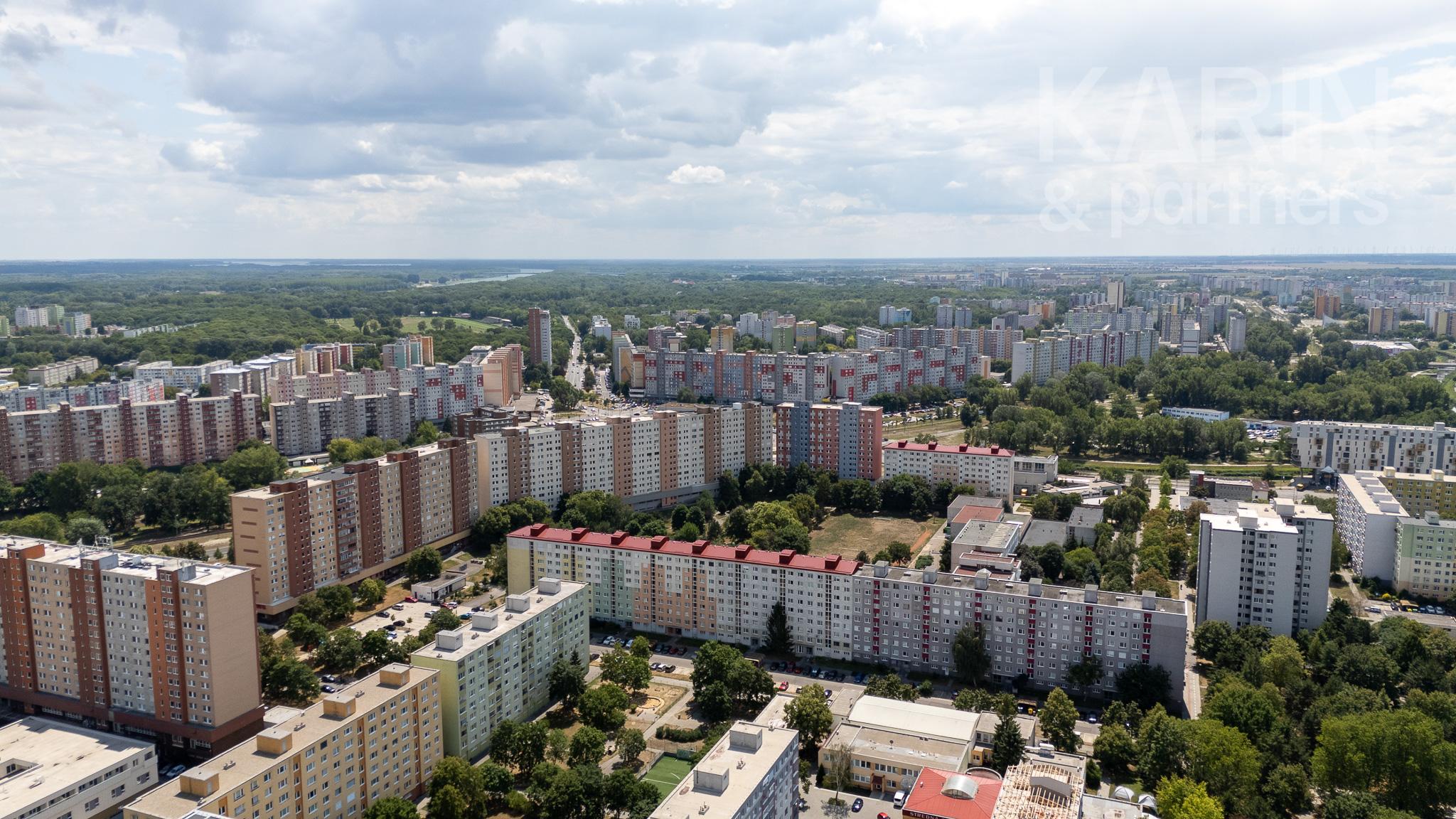 Priestranný 3i byt na začiatku Petržalky