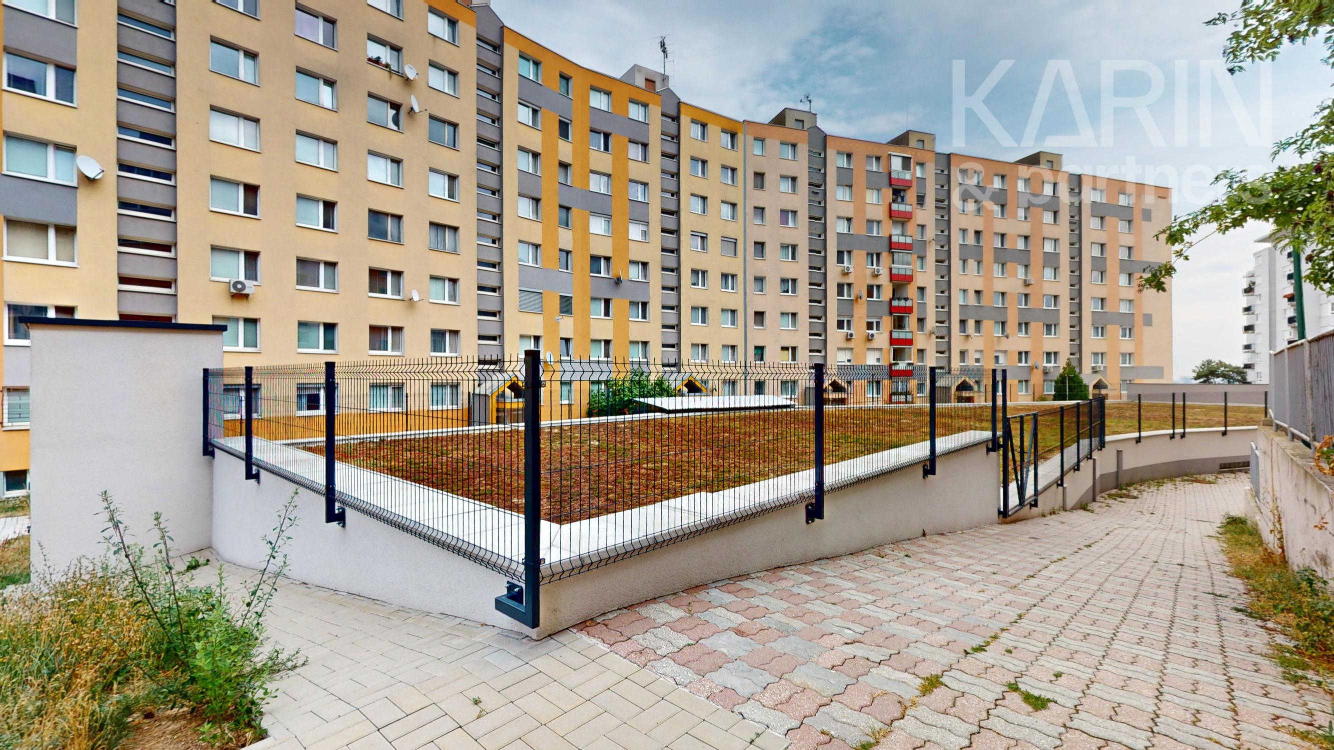 SAMOSTATNÁ GARÁŽ V GARÁŽOVOM DOME | FERDIŠA KOSTKU | KARLOVA VES
