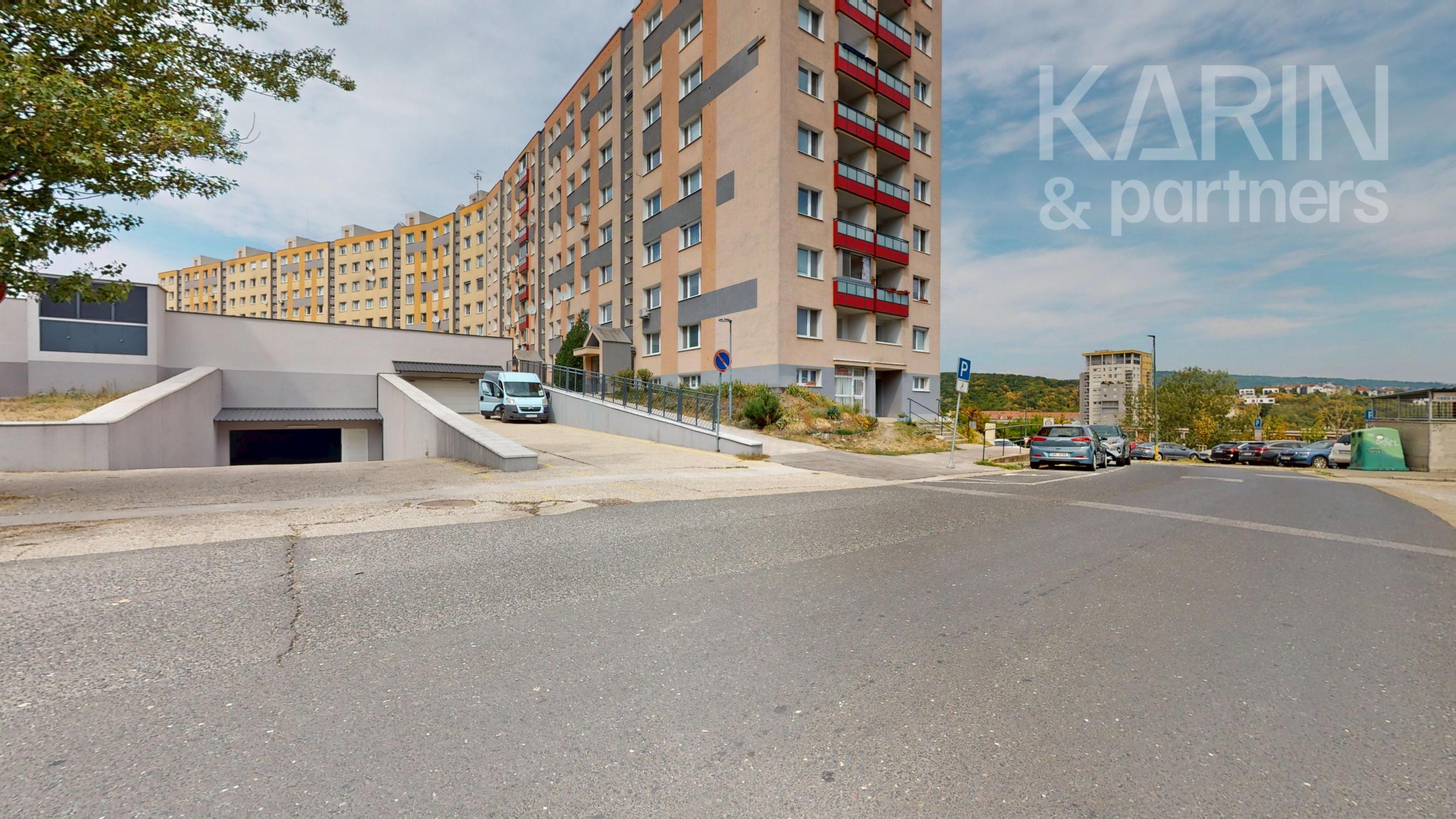SAMOSTATNÁ GARÁŽ V GARÁŽOVOM DOME | FERDIŠA KOSTKU | KARLOVA VES