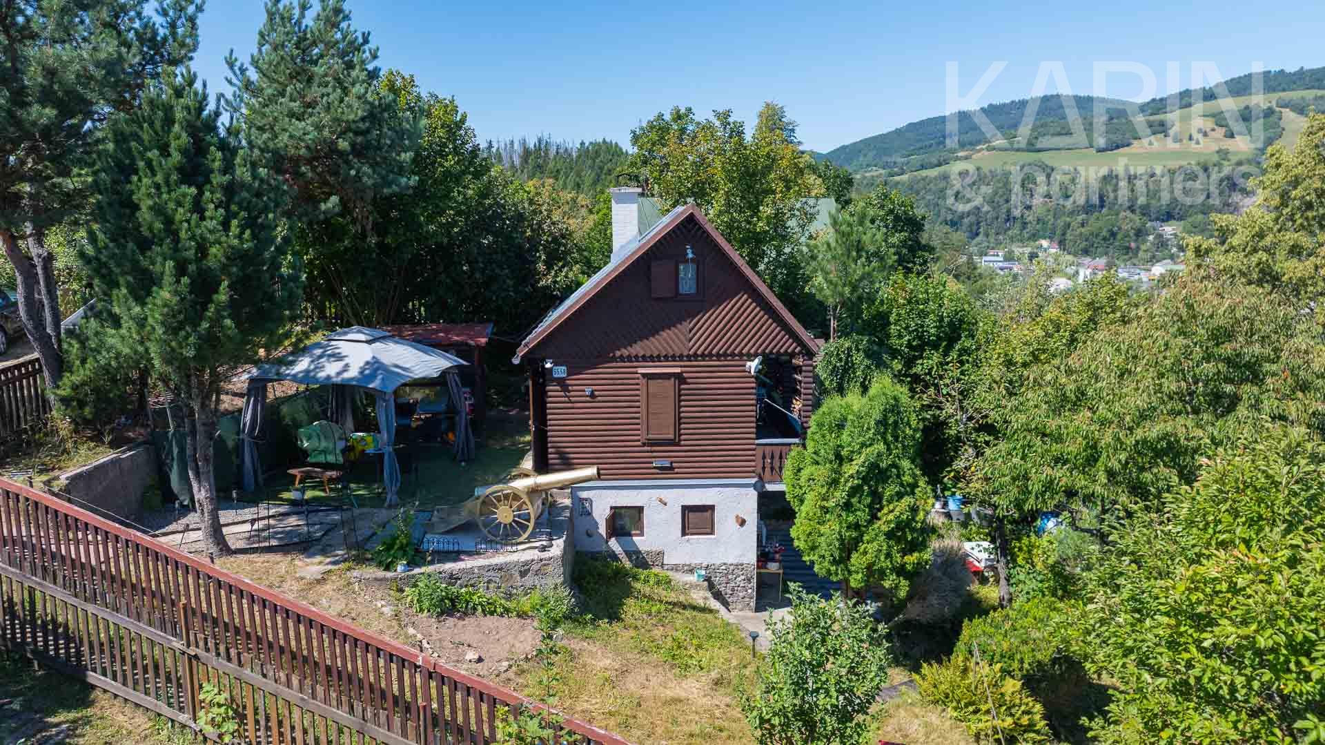 Rekreačná 3-podlažná chata v TOP stave s upraveným pozemkom a panoramatickým výhľadom, Brezno