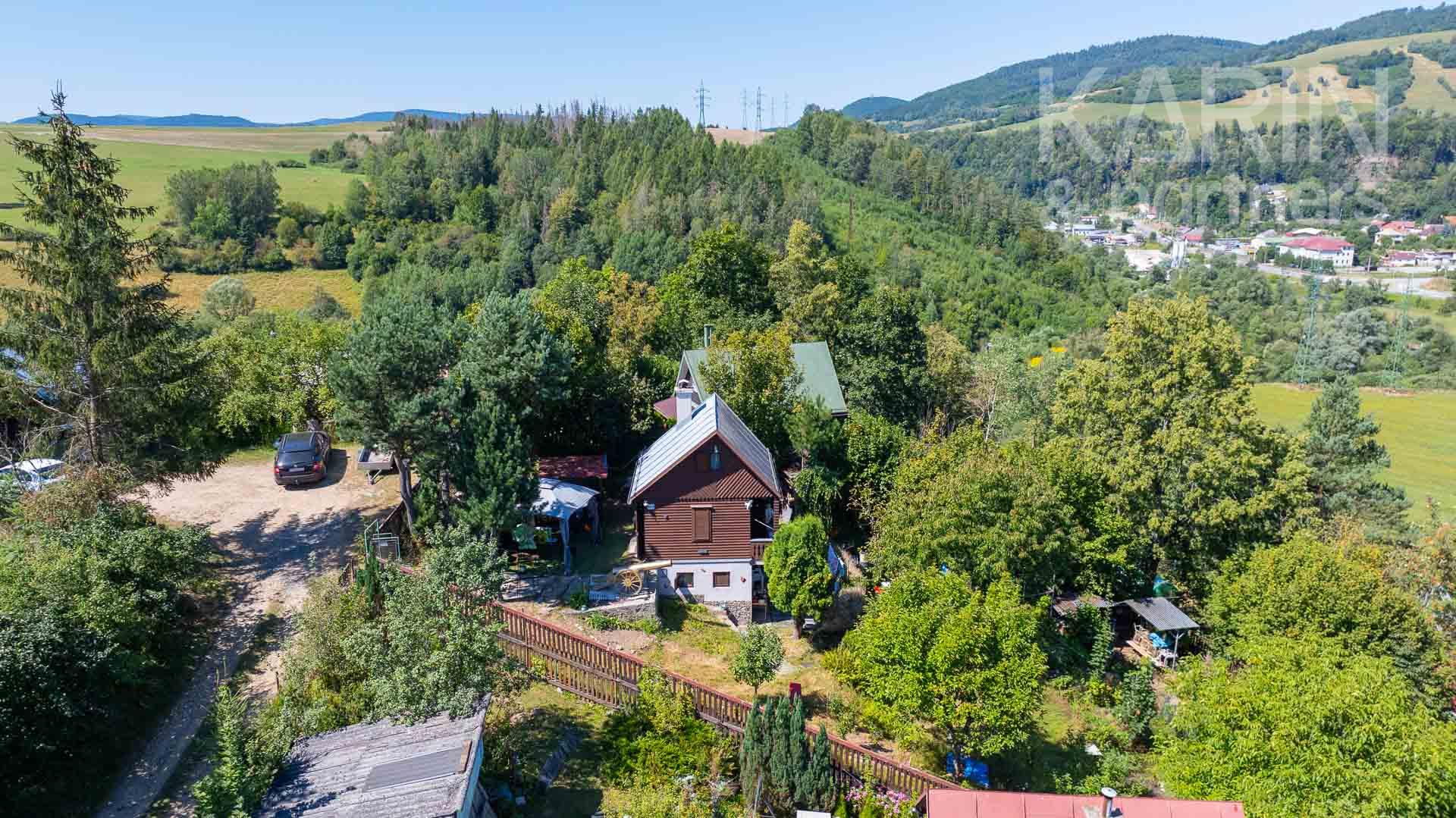 Rekreačná 3-podlažná chata v TOP stave s upraveným pozemkom a panoramatickým výhľadom, Brezno