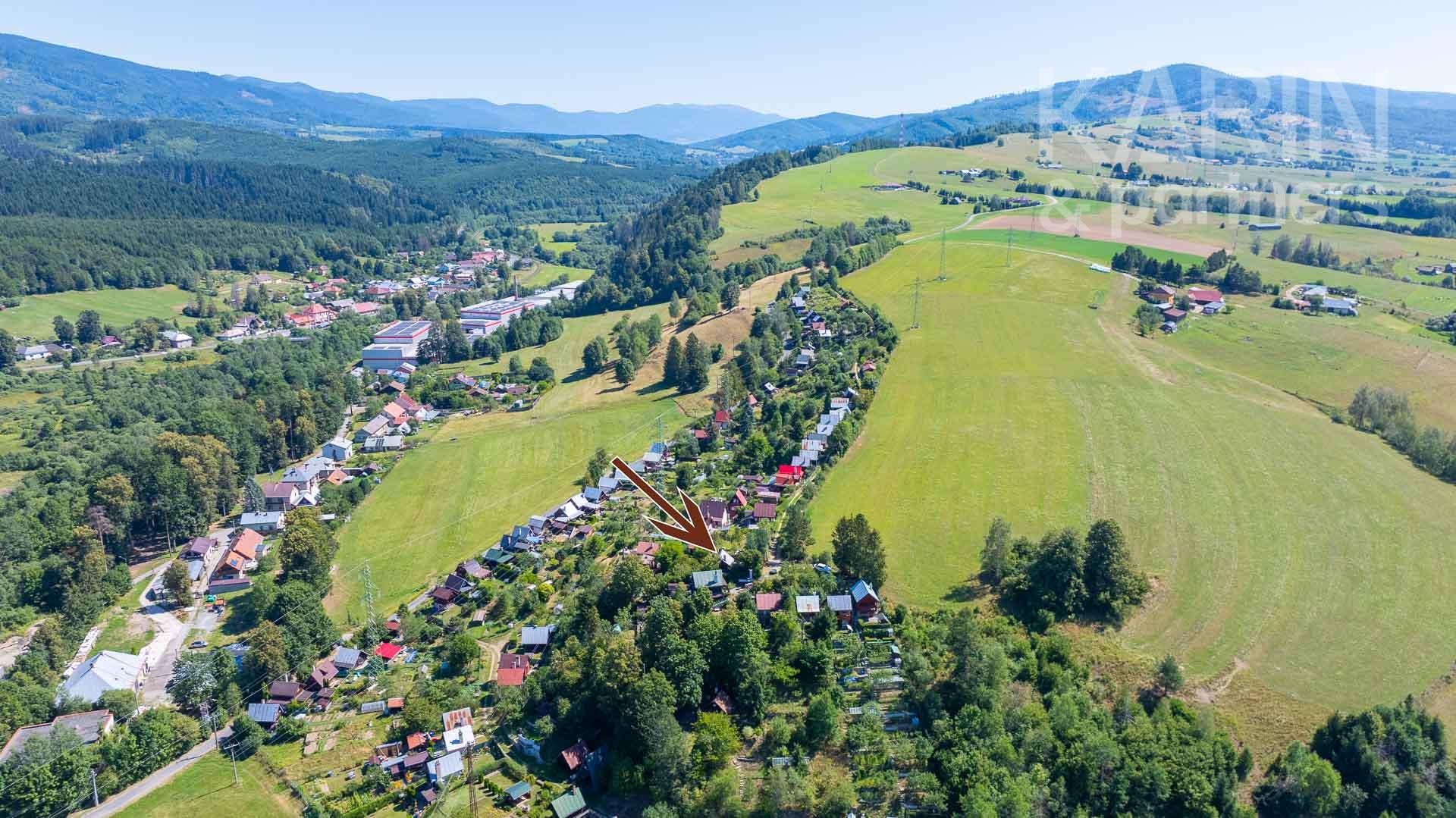 Rekreačná 3-podlažná chata v TOP stave s upraveným pozemkom a panoramatickým výhľadom, Brezno