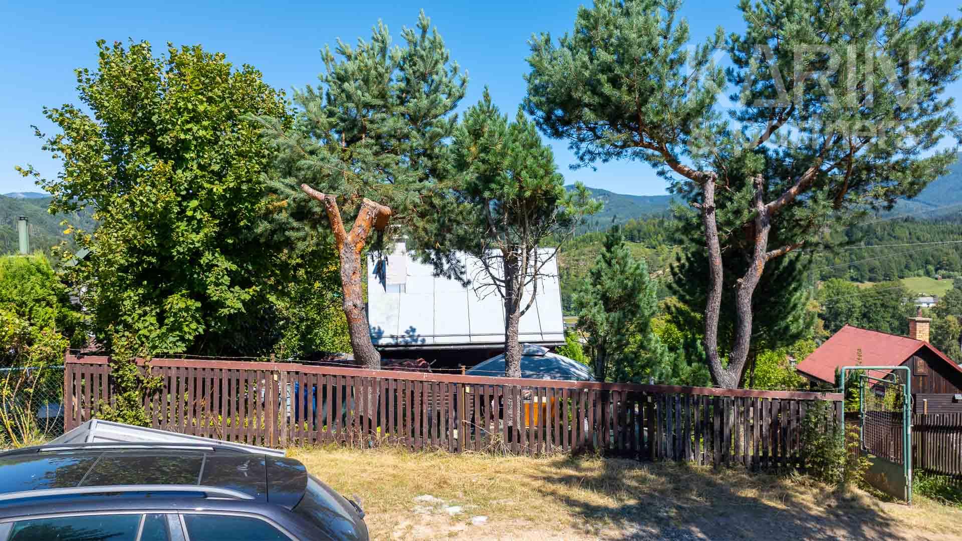 Rekreačná 3-podlažná chata v TOP stave s upraveným pozemkom a panoramatickým výhľadom, Brezno
