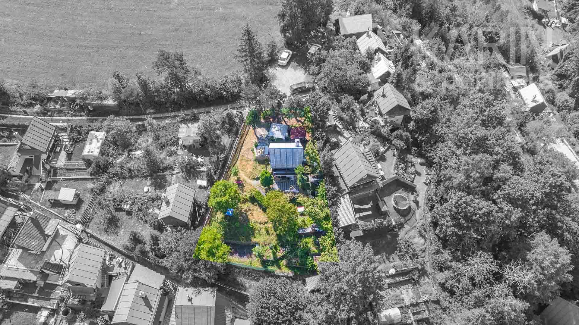 Rekreačná 3-podlažná chata v TOP stave s upraveným pozemkom a panoramatickým výhľadom, Brezno