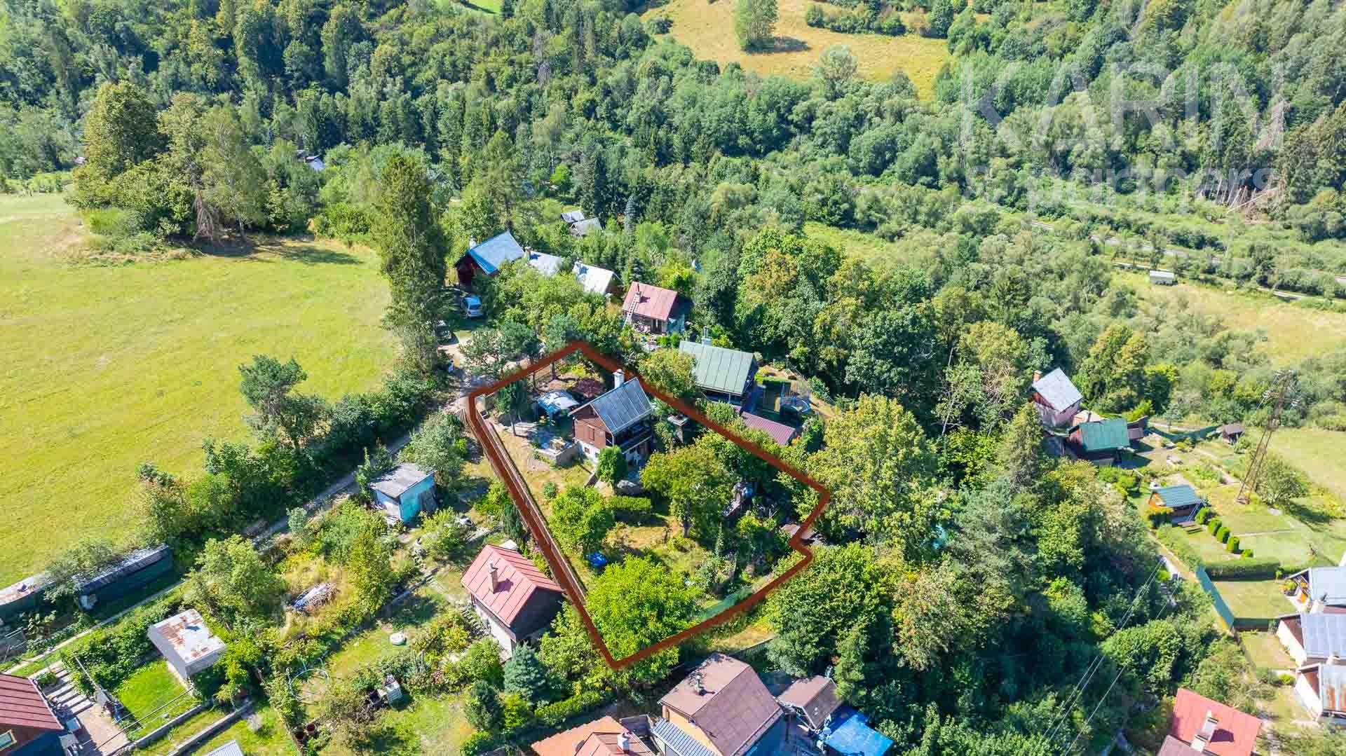 Rekreačná 3-podlažná chata v TOP stave s upraveným pozemkom a panoramatickým výhľadom, Brezno