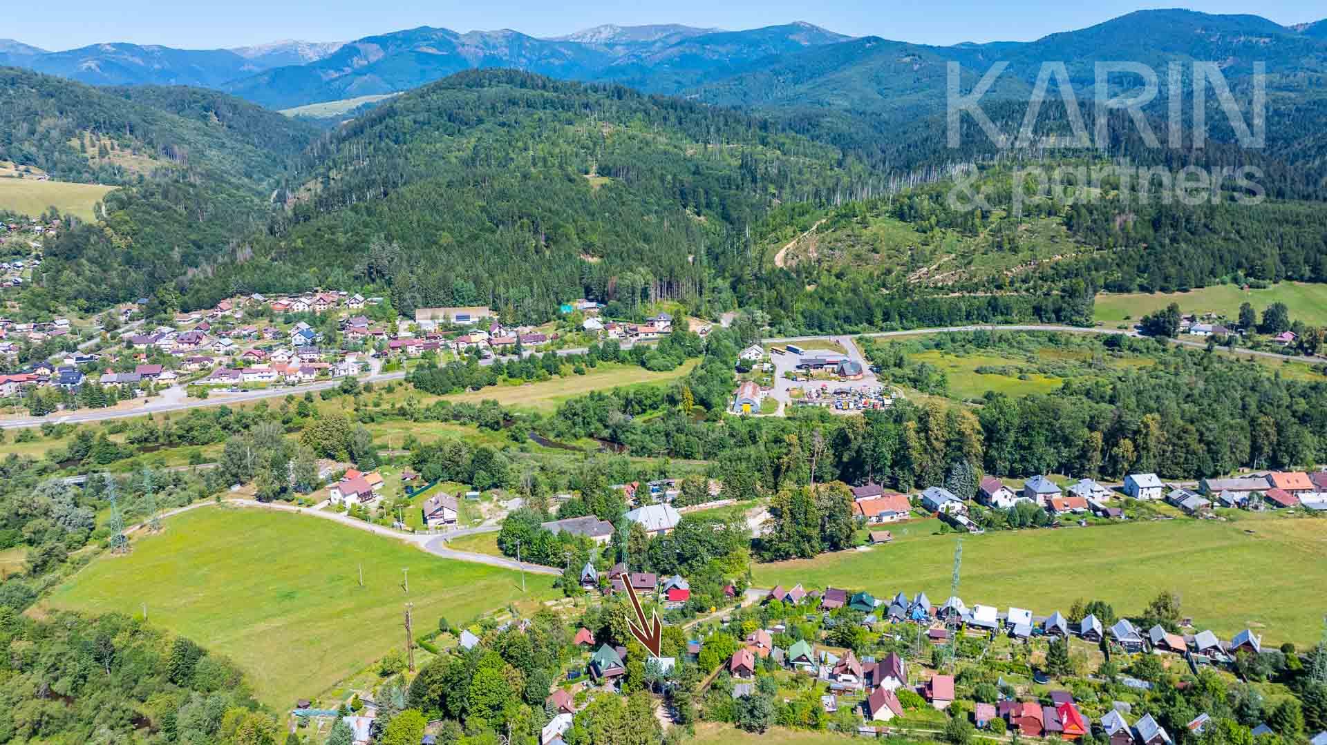 Rekreačná 3-podlažná chata v TOP stave s upraveným pozemkom a panoramatickým výhľadom, Brezno