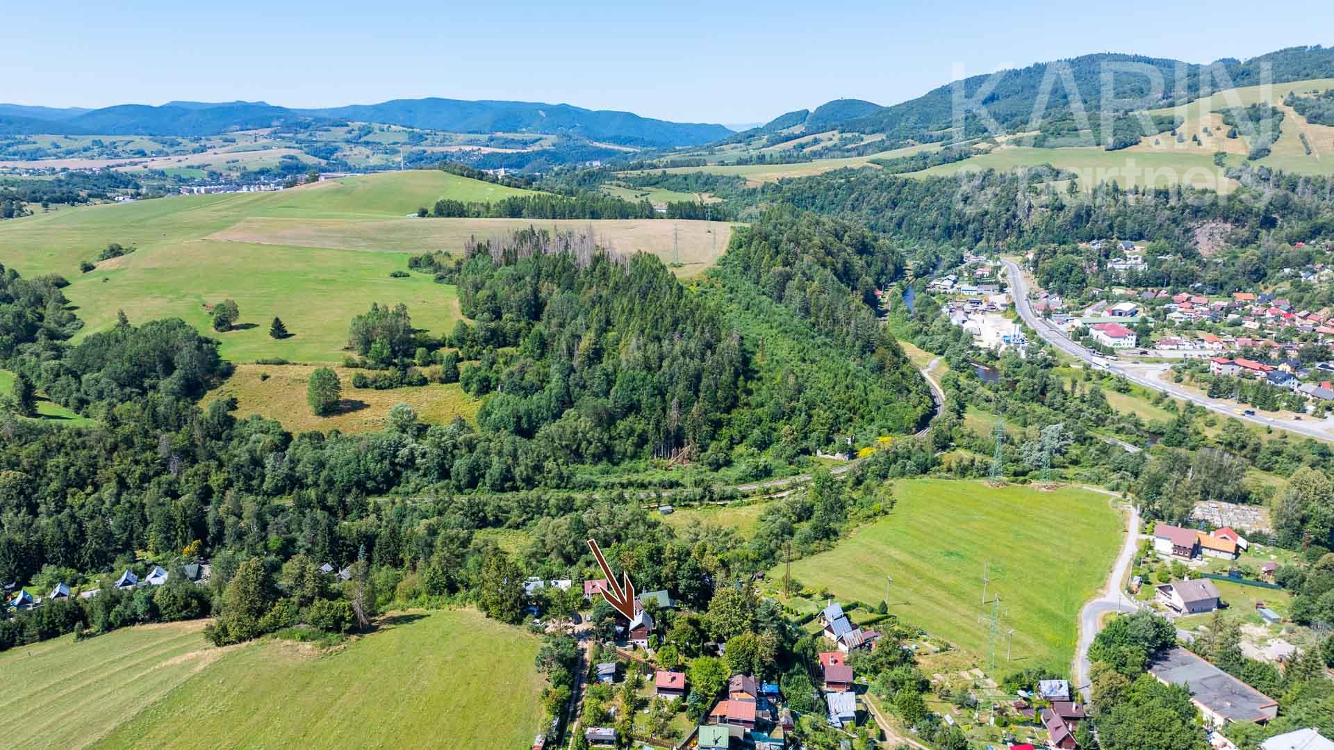 Rekreačná 3-podlažná chata v TOP stave s upraveným pozemkom a panoramatickým výhľadom, Brezno