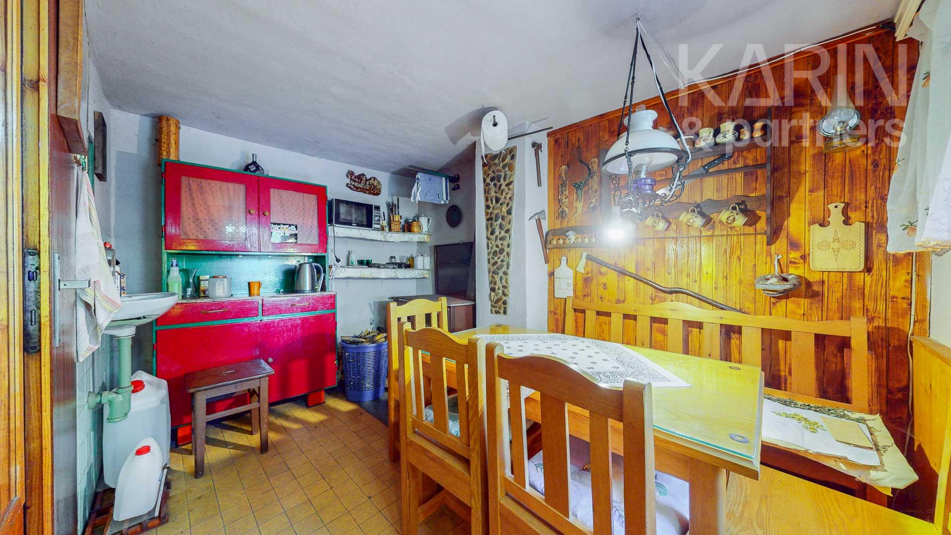 Rekreačná 3-podlažná chata v TOP stave s upraveným pozemkom a panoramatickým výhľadom, Brezno