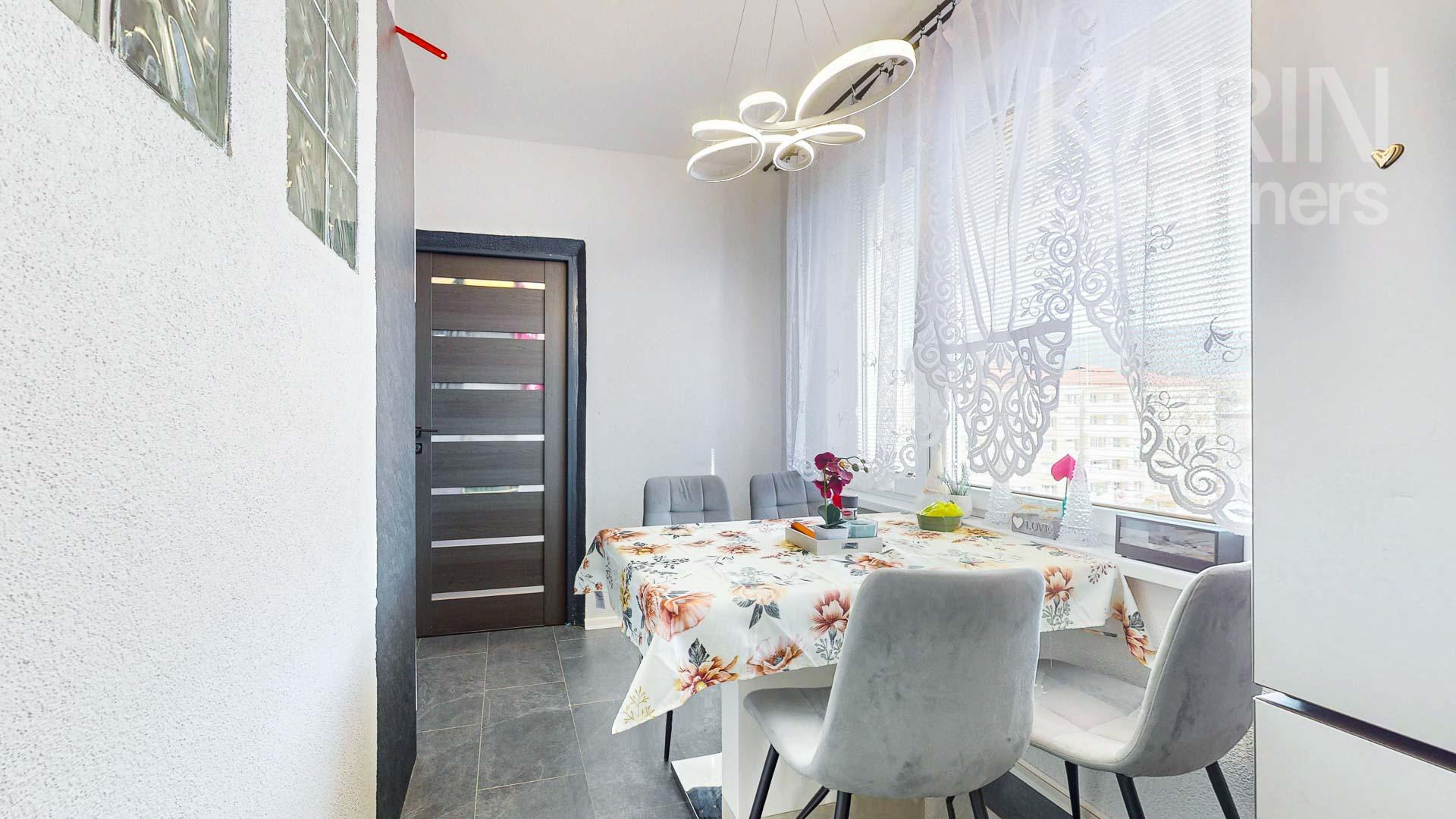 Nadštandardne zrekonštruovaný a plne zariadený 3-izbový byt (pôvodne 2-izbový), Závadka nad Hronom