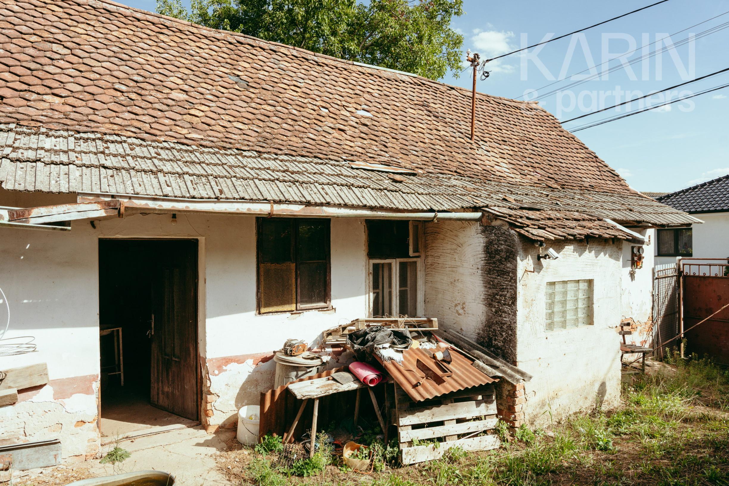 Pozemok so starým vidieckym domom v obci Smolinské