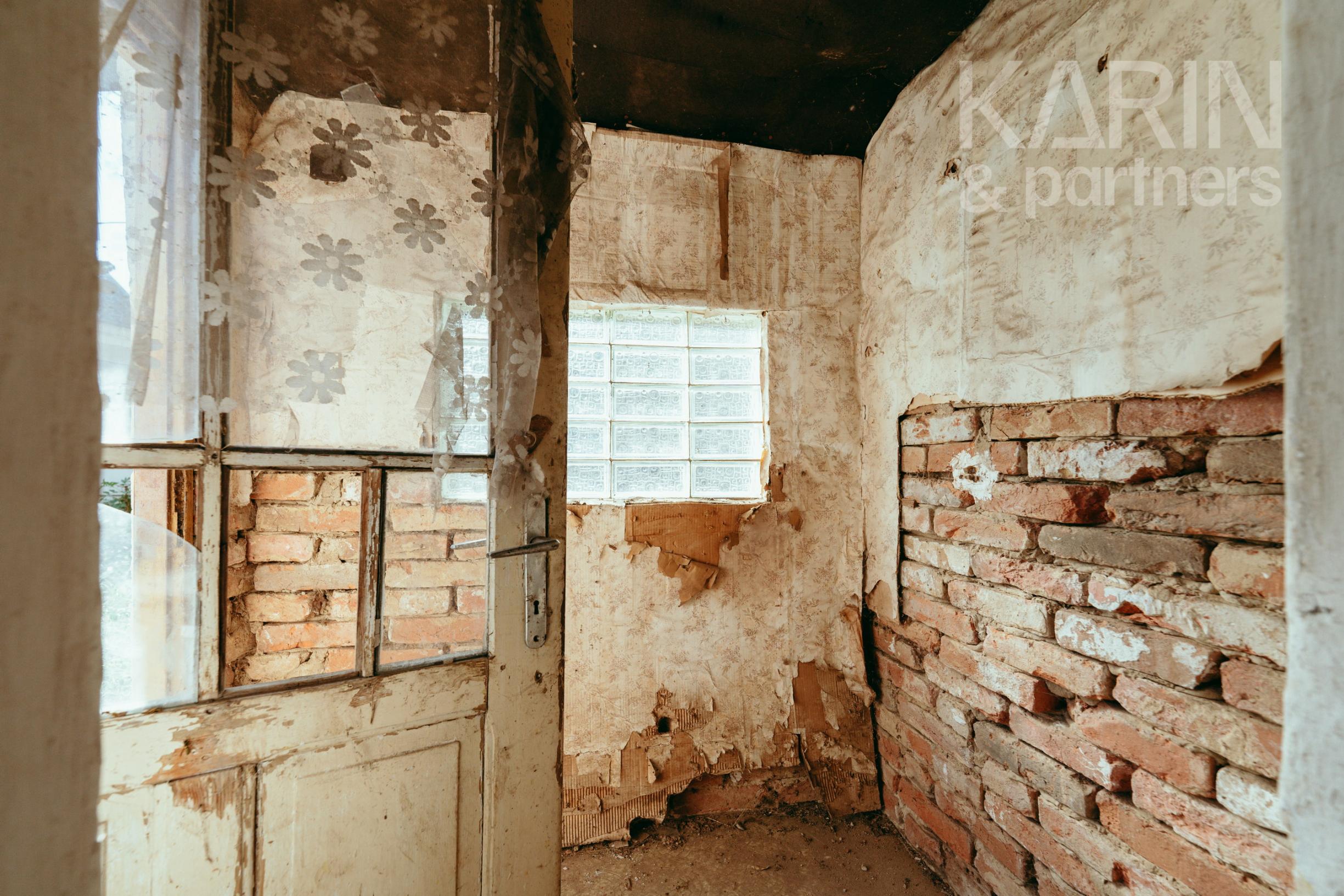 Pozemok so starým vidieckym domom v obci Smolinské