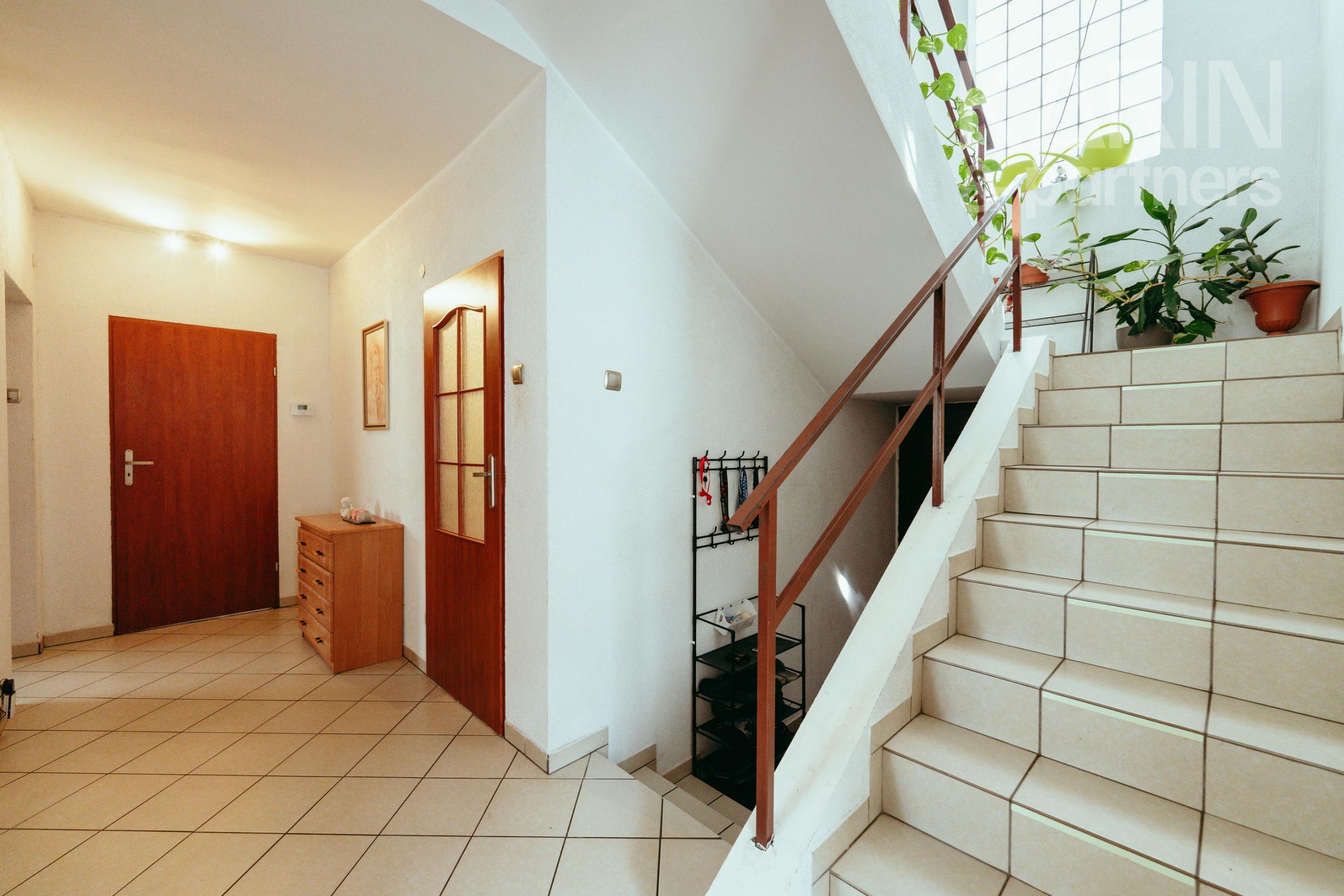 6-IZBOVÝ TEHLOVÝ DOM (NOVÁ STRECHA, KOTOL A SIETE)
